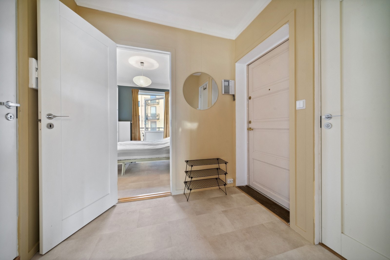 Romslig entré Galleribilde