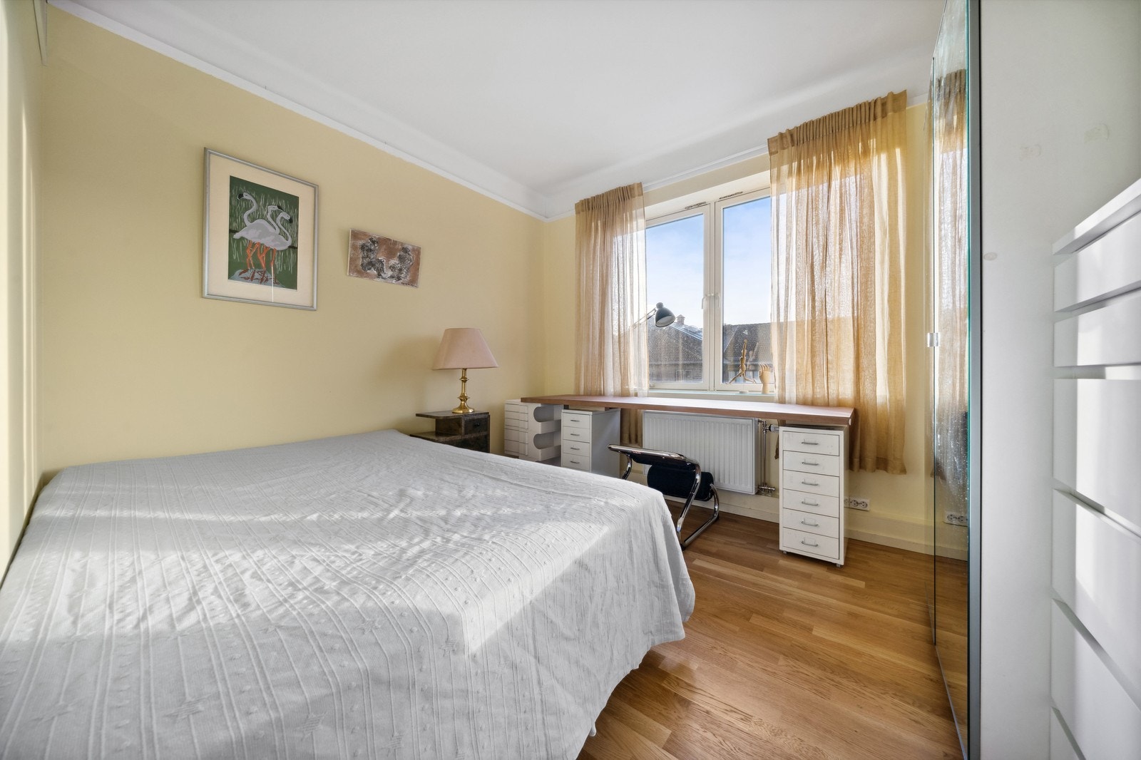 Stort soverom med garderobeskap - seng medfølger Galleribilde