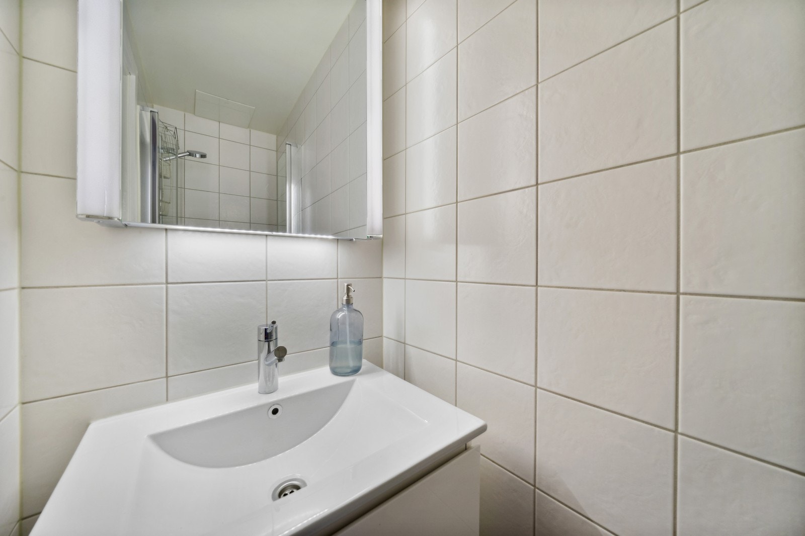 Flislagt bad med dusj - tilgang til fellesvaskeri i kjeller Galleribilde