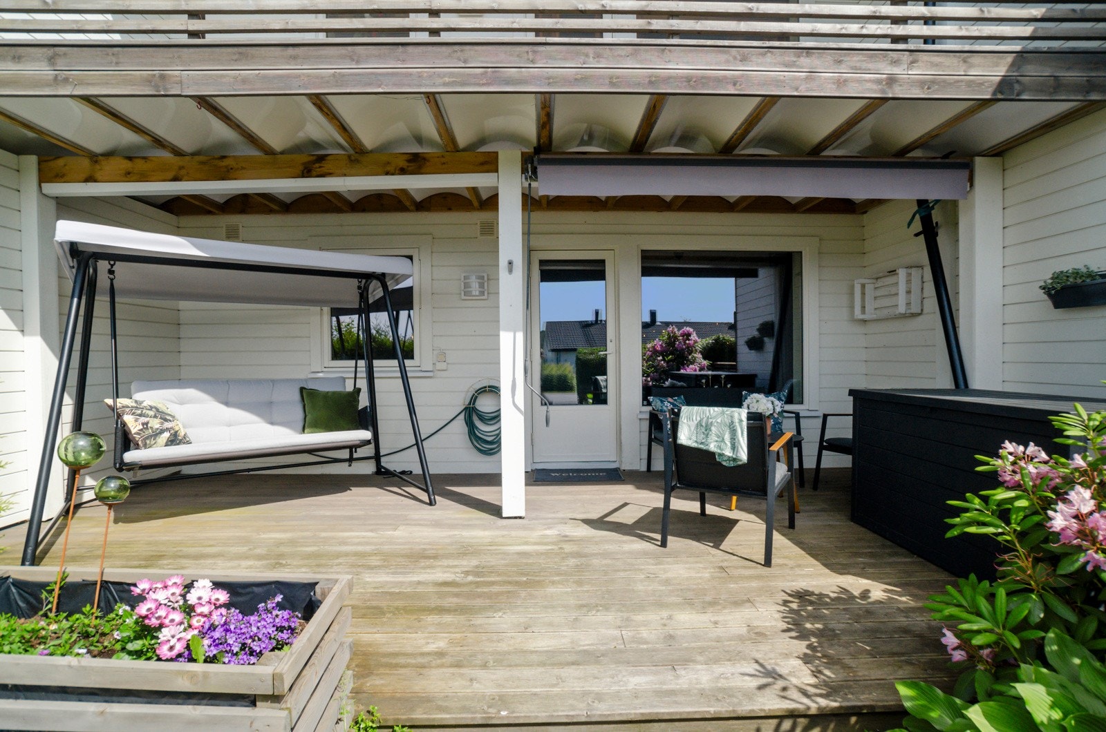 Vestvendt terrasse med gode solforhold. Galleribilde