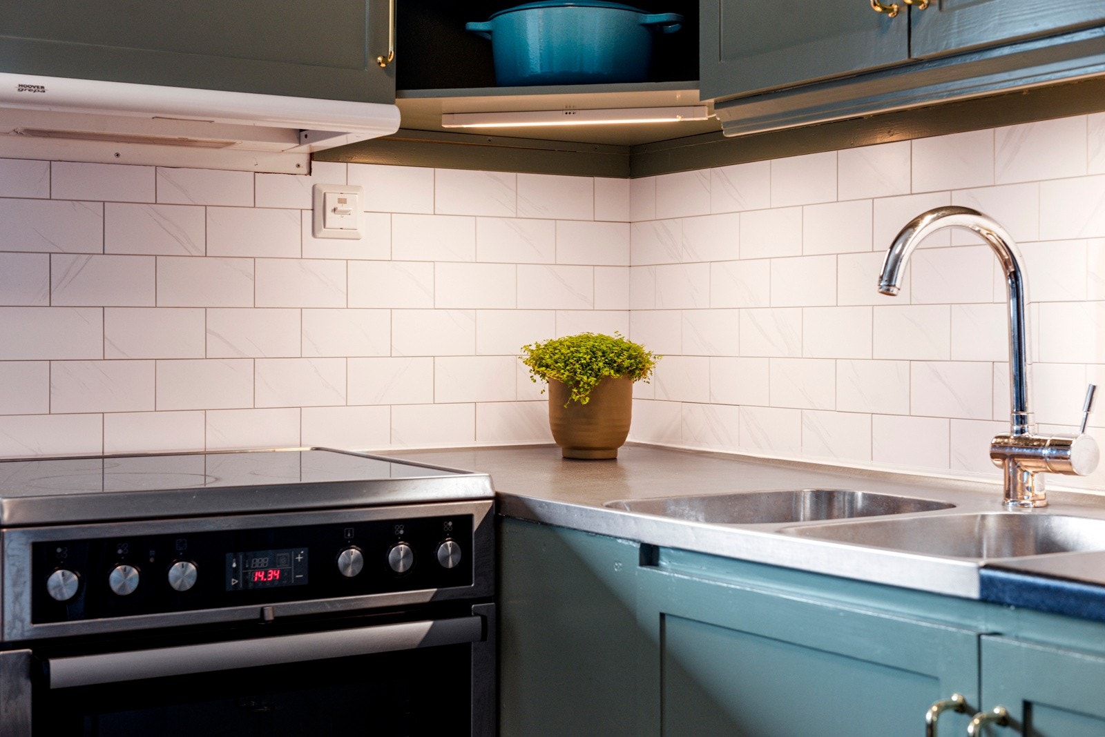 Kjøkkenet byr på rikelig med skap- og benkeplass. Galleribilde