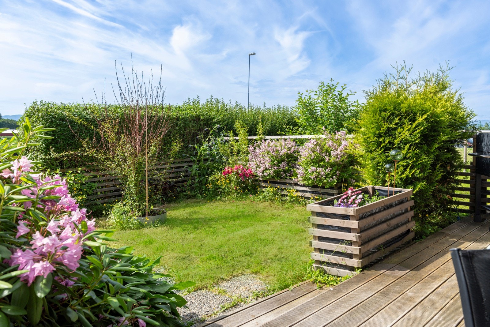 Privat hage i forkant av leiligheten. Galleribilde