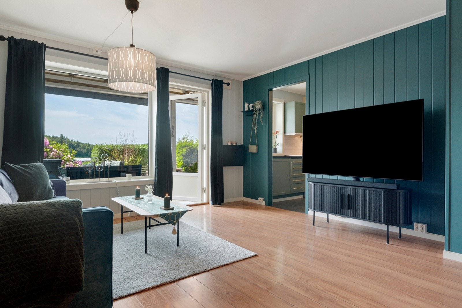 Fra stuen har du direkte utgang til solrik terrasse og hage. Galleribilde