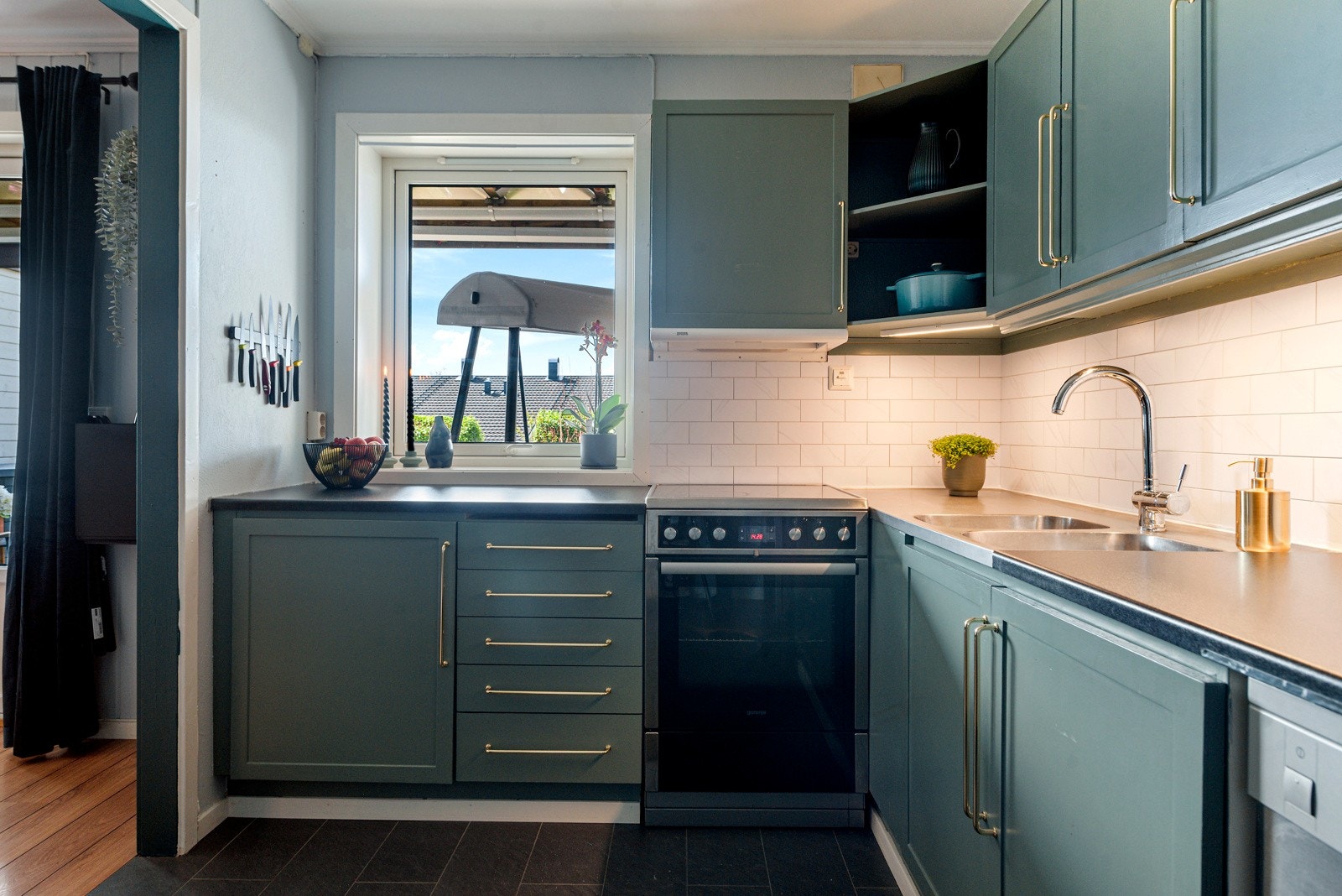 Kjøkkenet ble pusset opp i 2019 og det har i senere tid blitt malt opp og byttet håndtak. Galleribilde