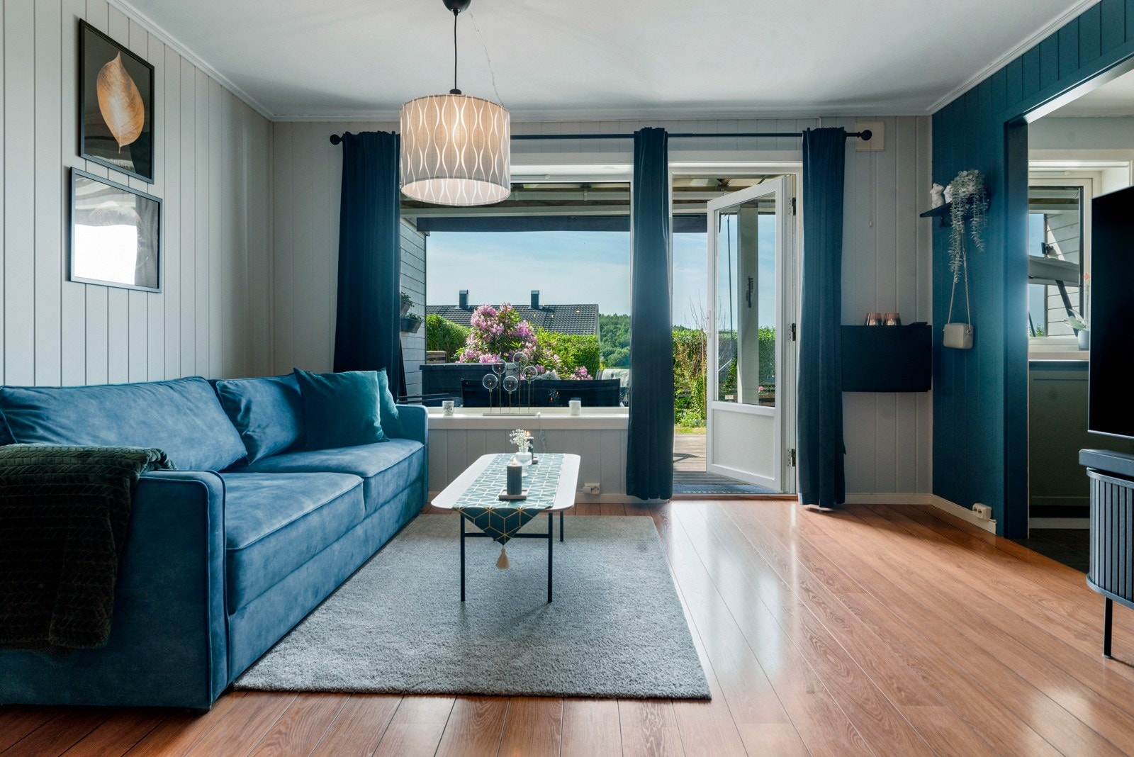 Store vindusflater sørger for naturlig lysinnslipp og utsyn mot grøntarealer. Galleribilde