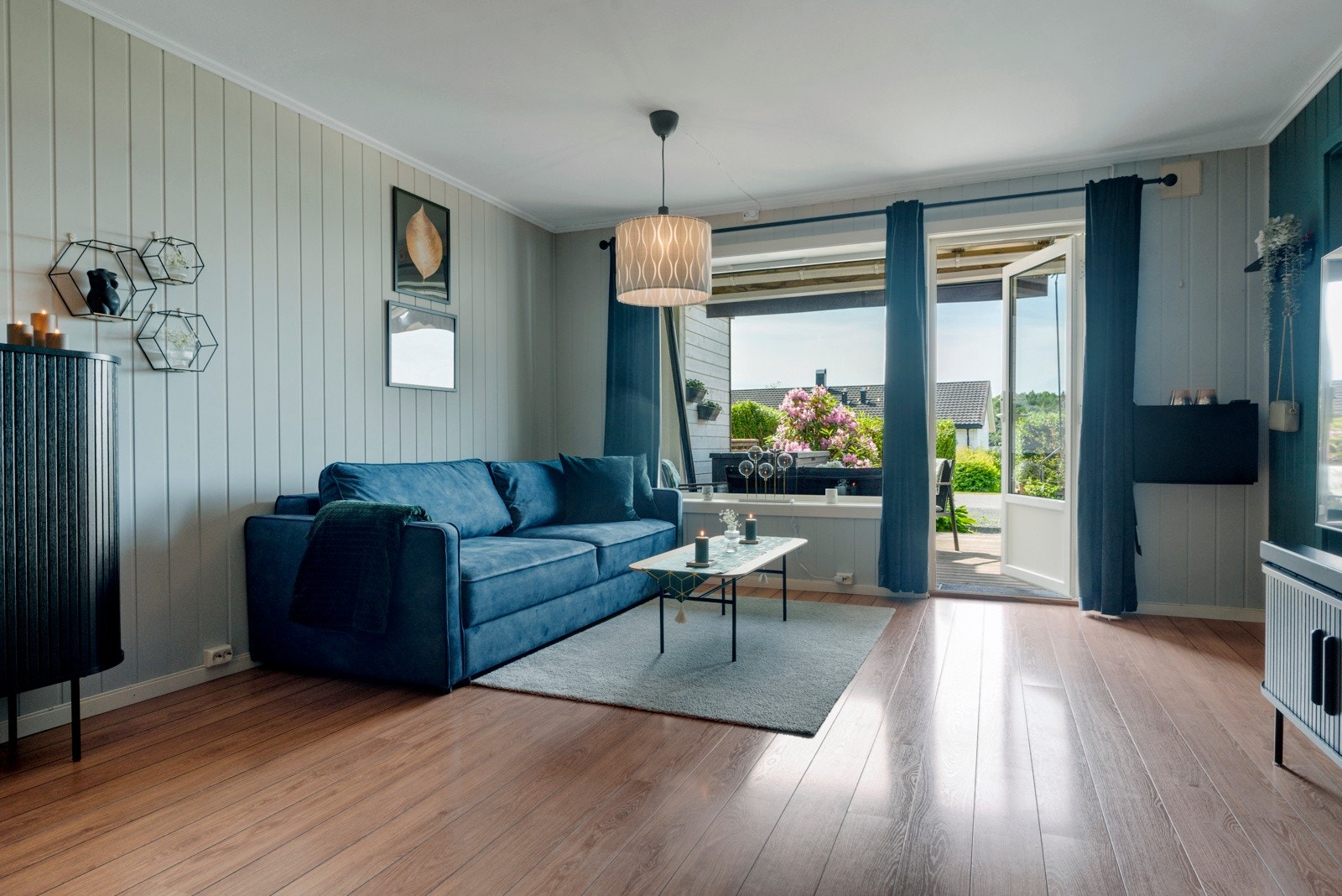 Lys og romslig stue med god plass til både sofakrok og spiseplass. Galleribilde