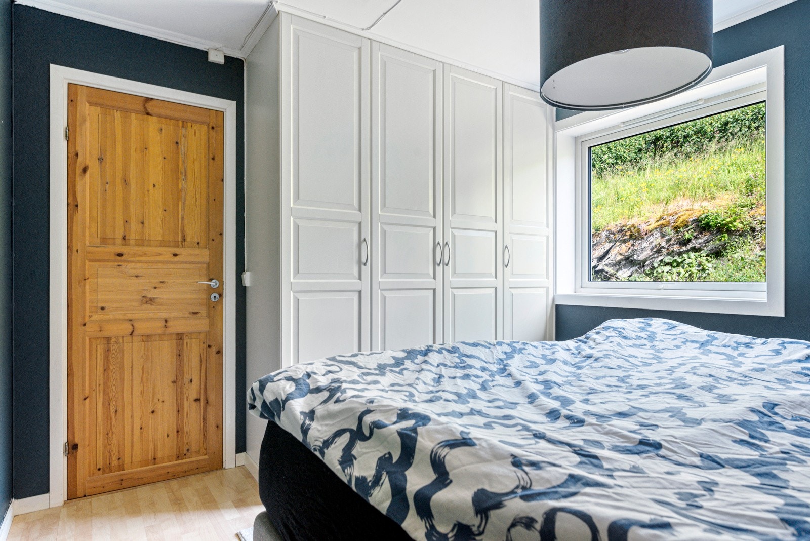 Her har du god plass til dobbeltseng og garderobeskap medfølger handelen. Galleribilde