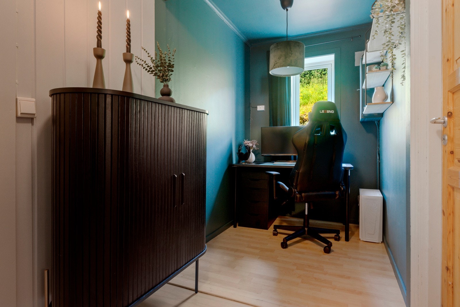 Innerst i gangen har nåværende selger innredet til et kontorhjørne. Galleribilde