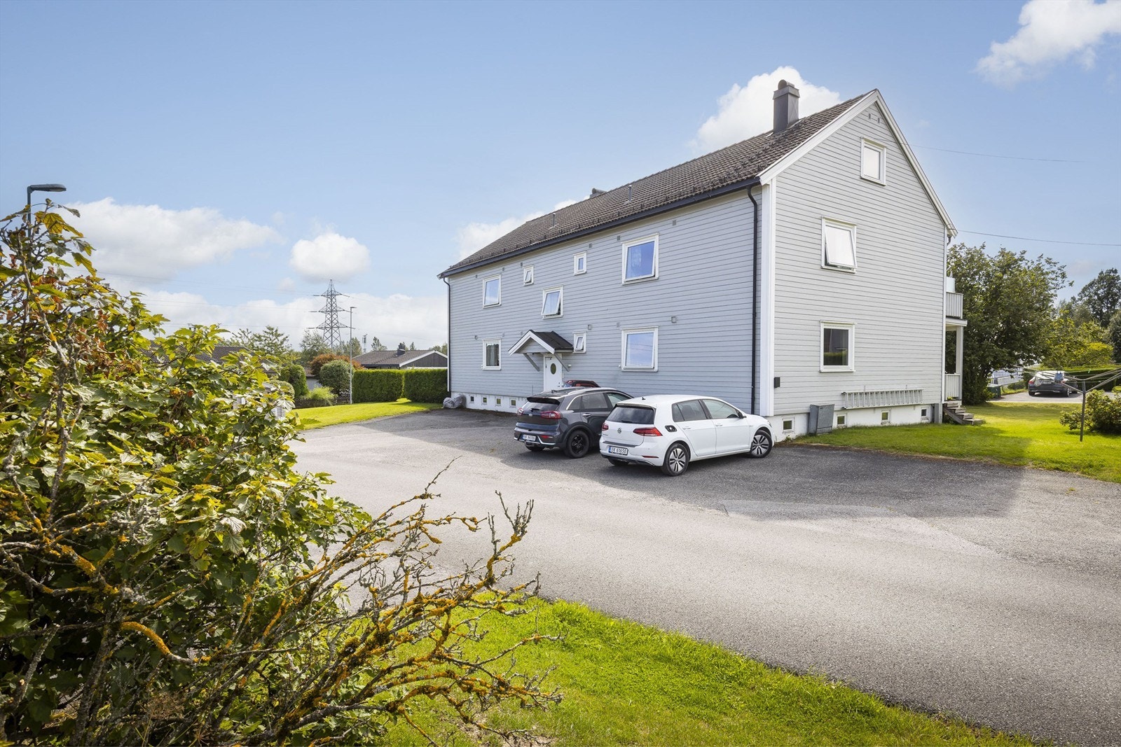 Parkering med el. billader på felles gårdsplass Galleribilde