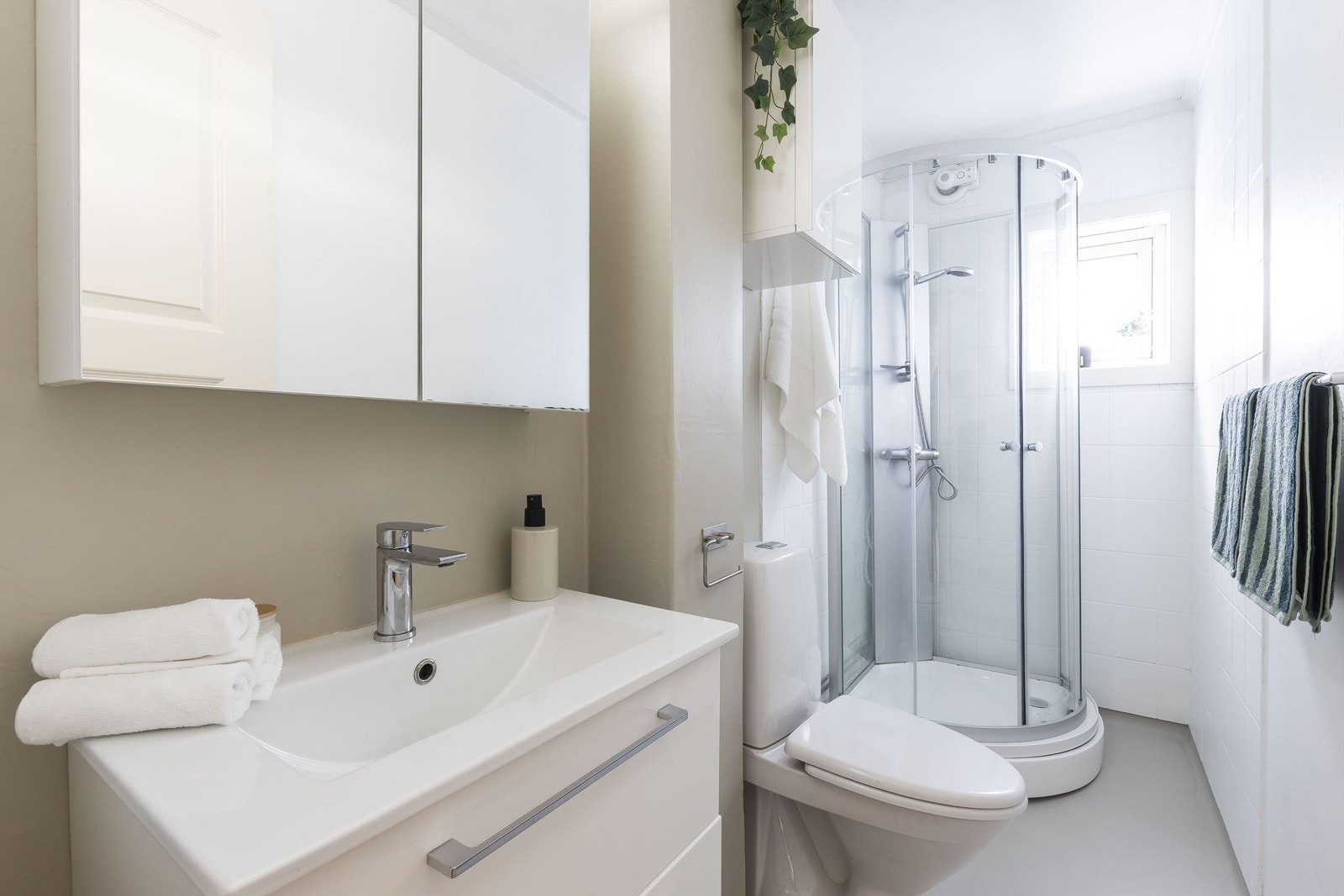 Bad med dusjkabinett byttet i 2023 Galleribilde