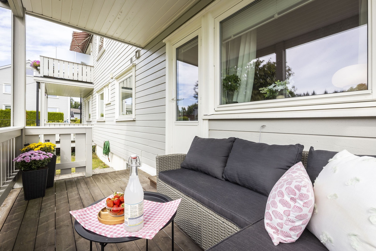 Veranda med trapp ned til hage Galleribilde