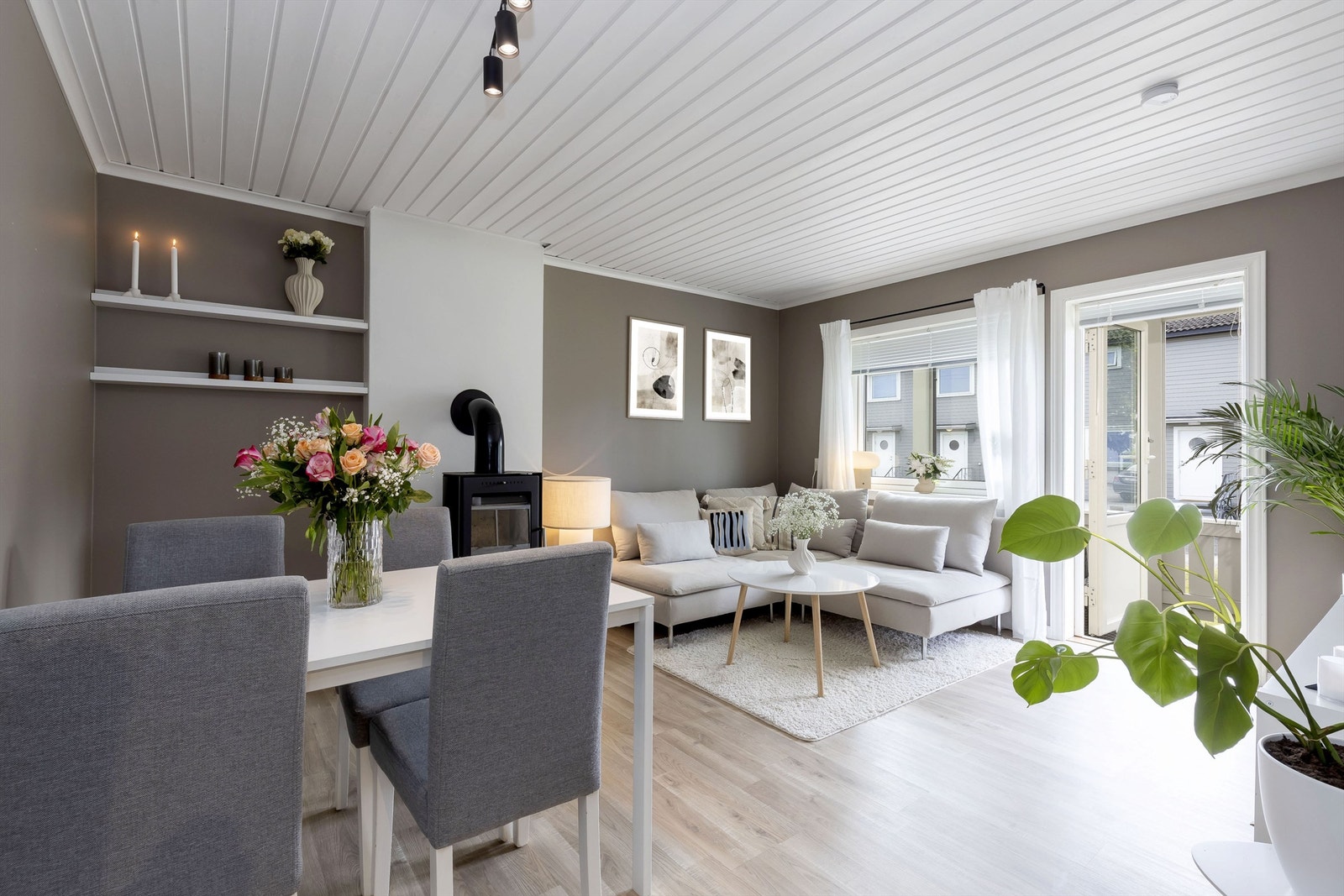 Koselig stue med vedovn Galleribilde