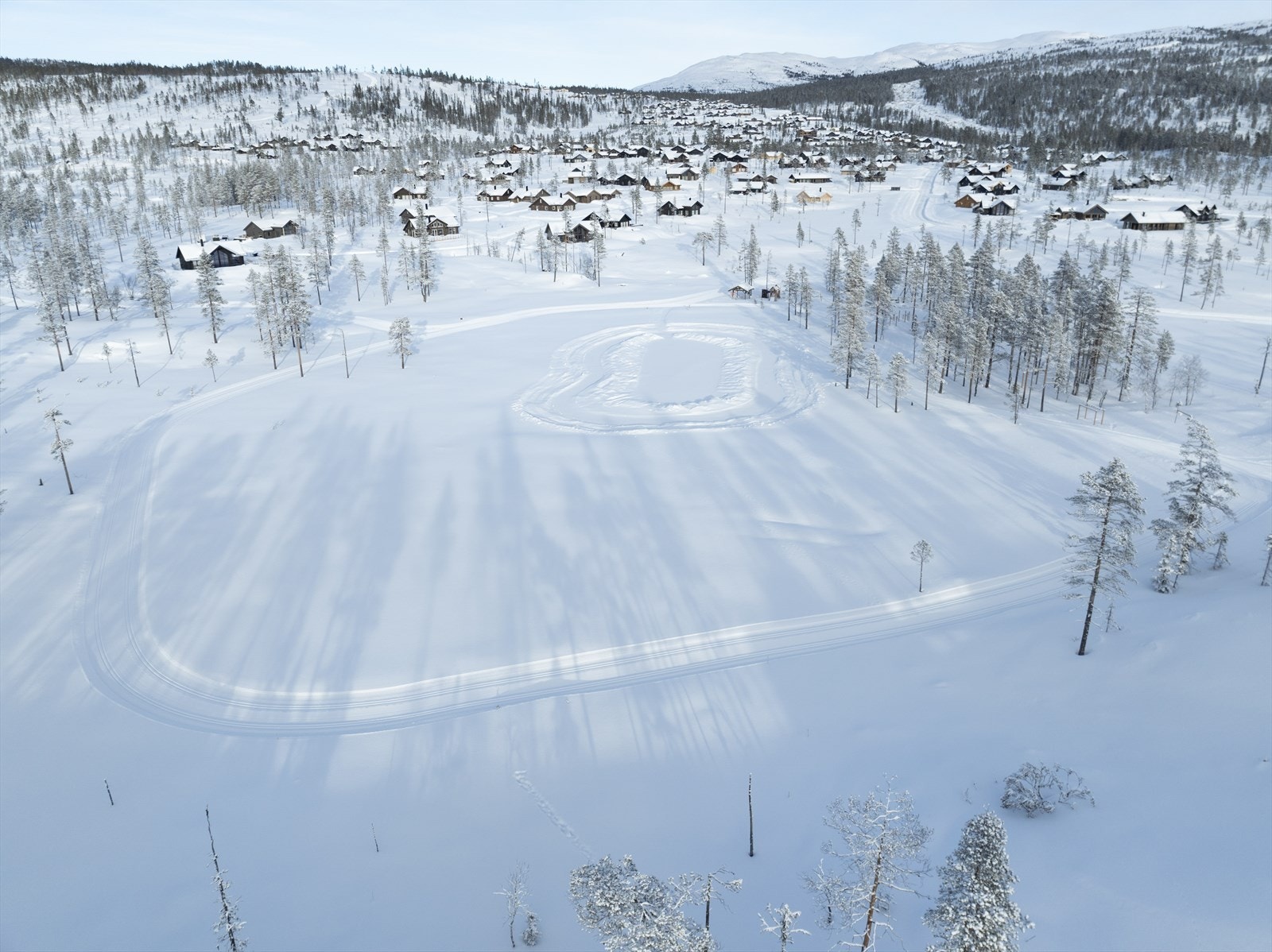 Istjern ligger en liten spasertur unna skianlegget og "sentrum" av Turufjell, samtidig er det et rolig og tilbaketrukket felt. Istjern har lekeområde med skøyteis og små rundløyper på langrenn, som er barnevennlioge for barn. LEkeplass og Tuftepark Galleribilde