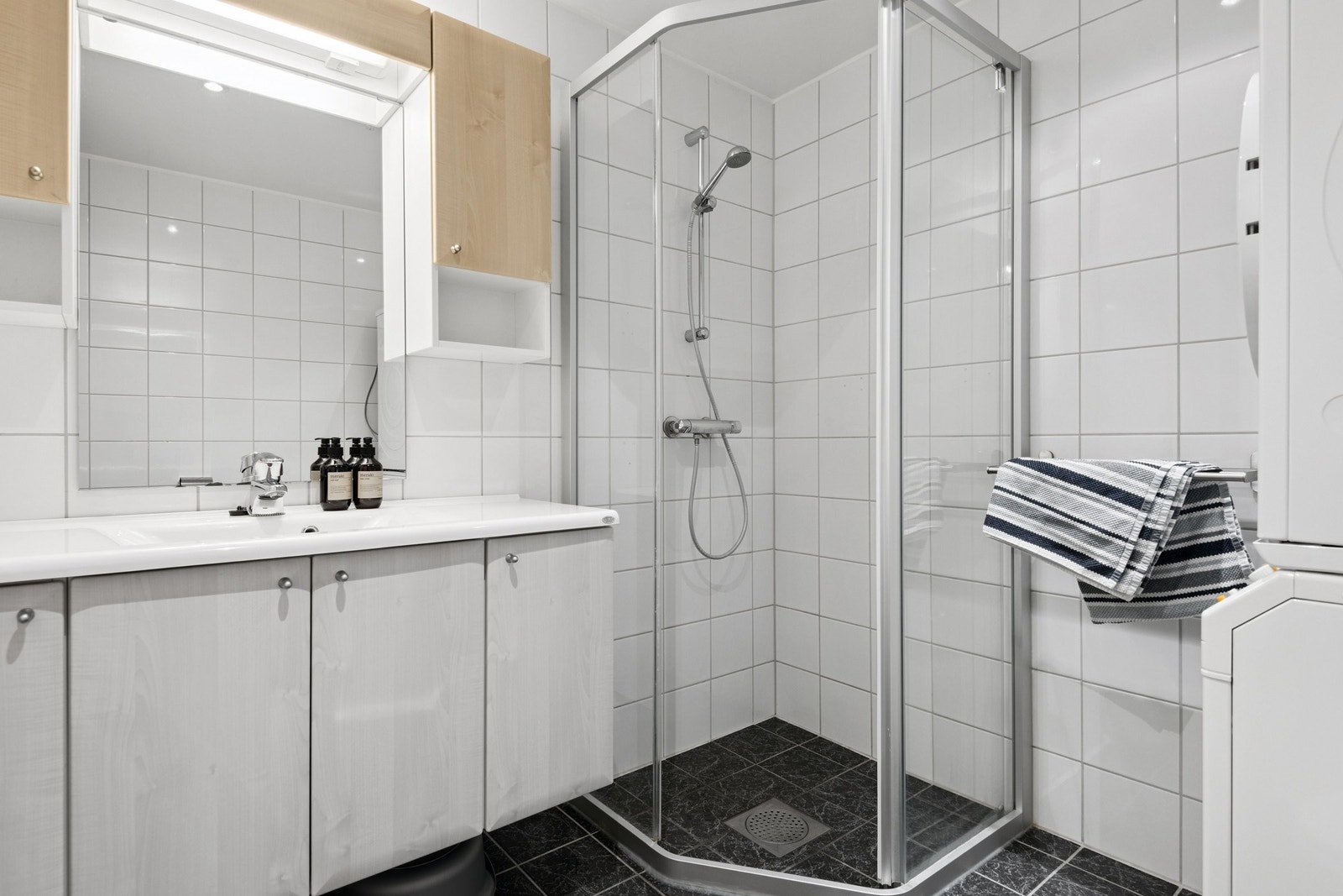 Badet er helfliset og har opplegg for vaskemaskin Galleribilde