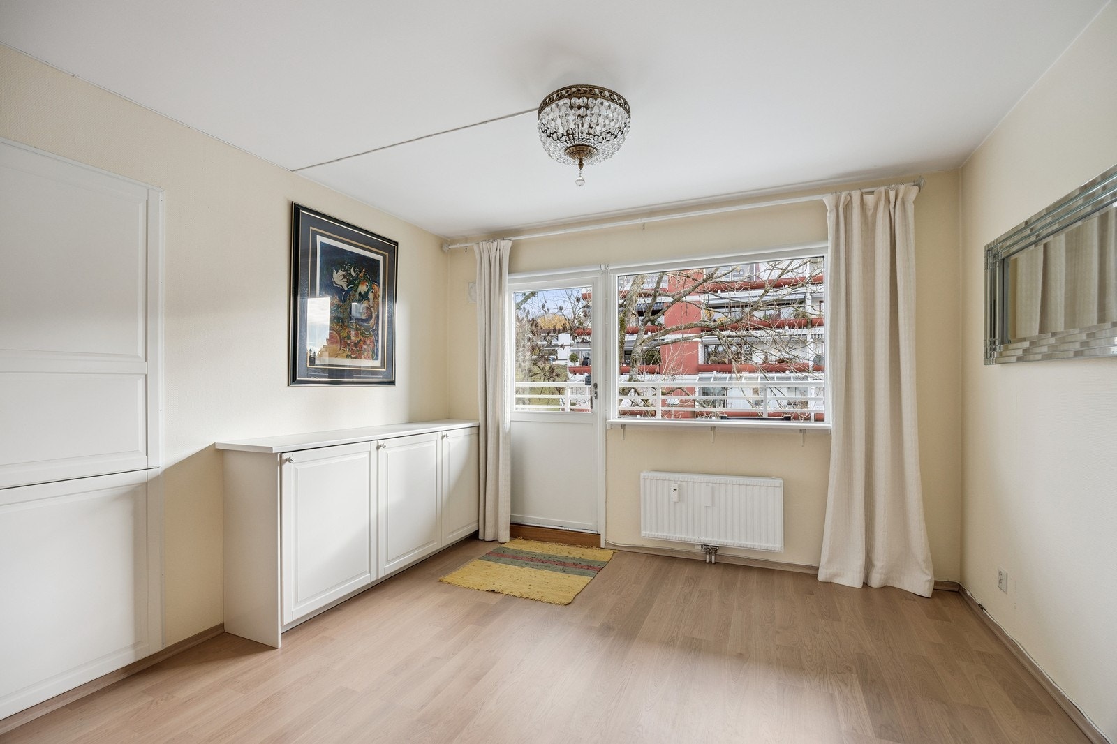 Spisestue og utgang til balkong Galleribilde