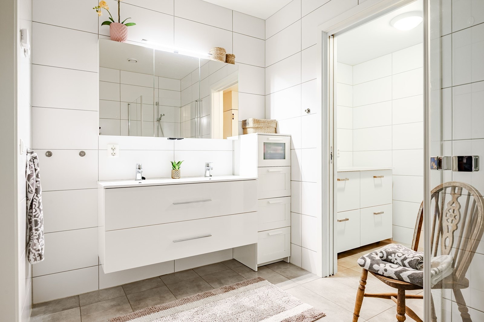 Badet i underetasjen. Dobbelservant, speilskap, hjørnedusj og toalett. Galleribilde