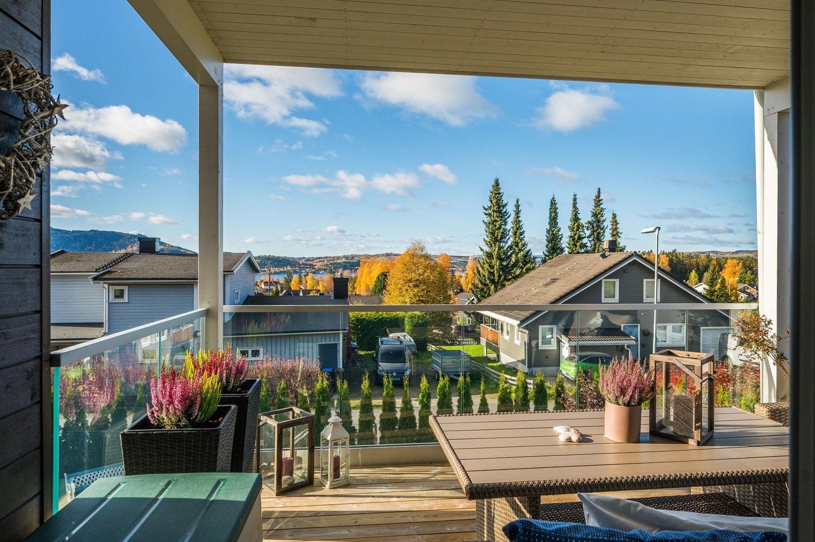 Fra terrassen har man flott utsikt mot Mjøsa. Galleribilde