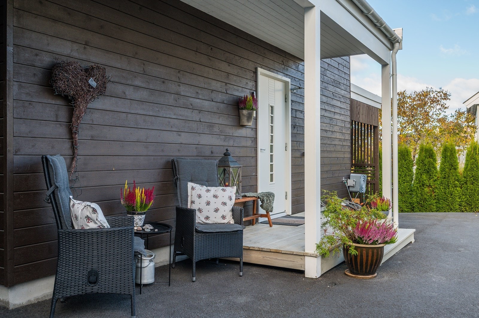 Her kan man sitte å nye morgensolen. Galleribilde