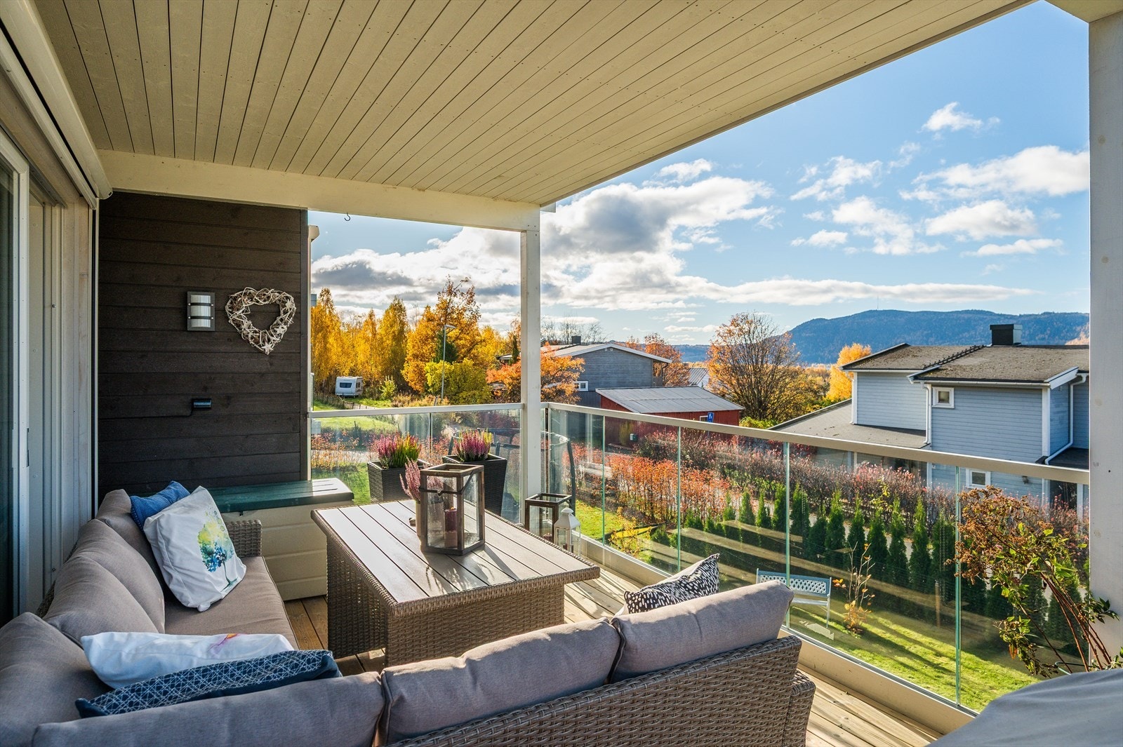 Hyggelig uteplass med overbygget terrasse. Galleribilde