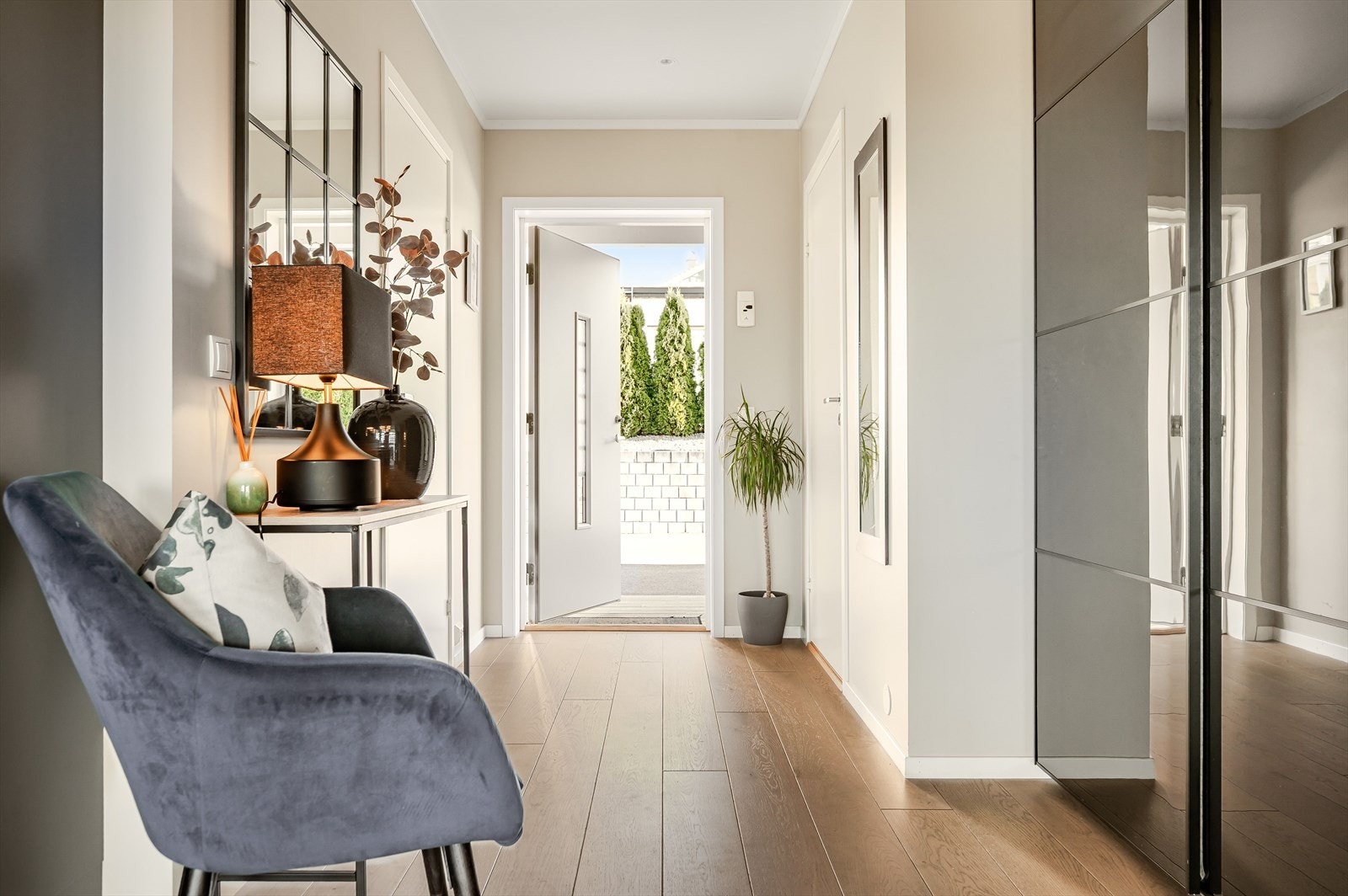 Velkommen inn til en romslig gang. Galleribilde