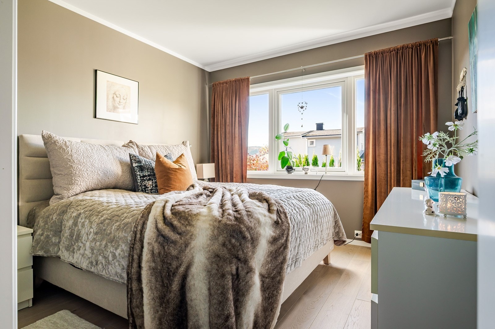 Hovedsoverommet har god plass og har lune farger. Galleribilde