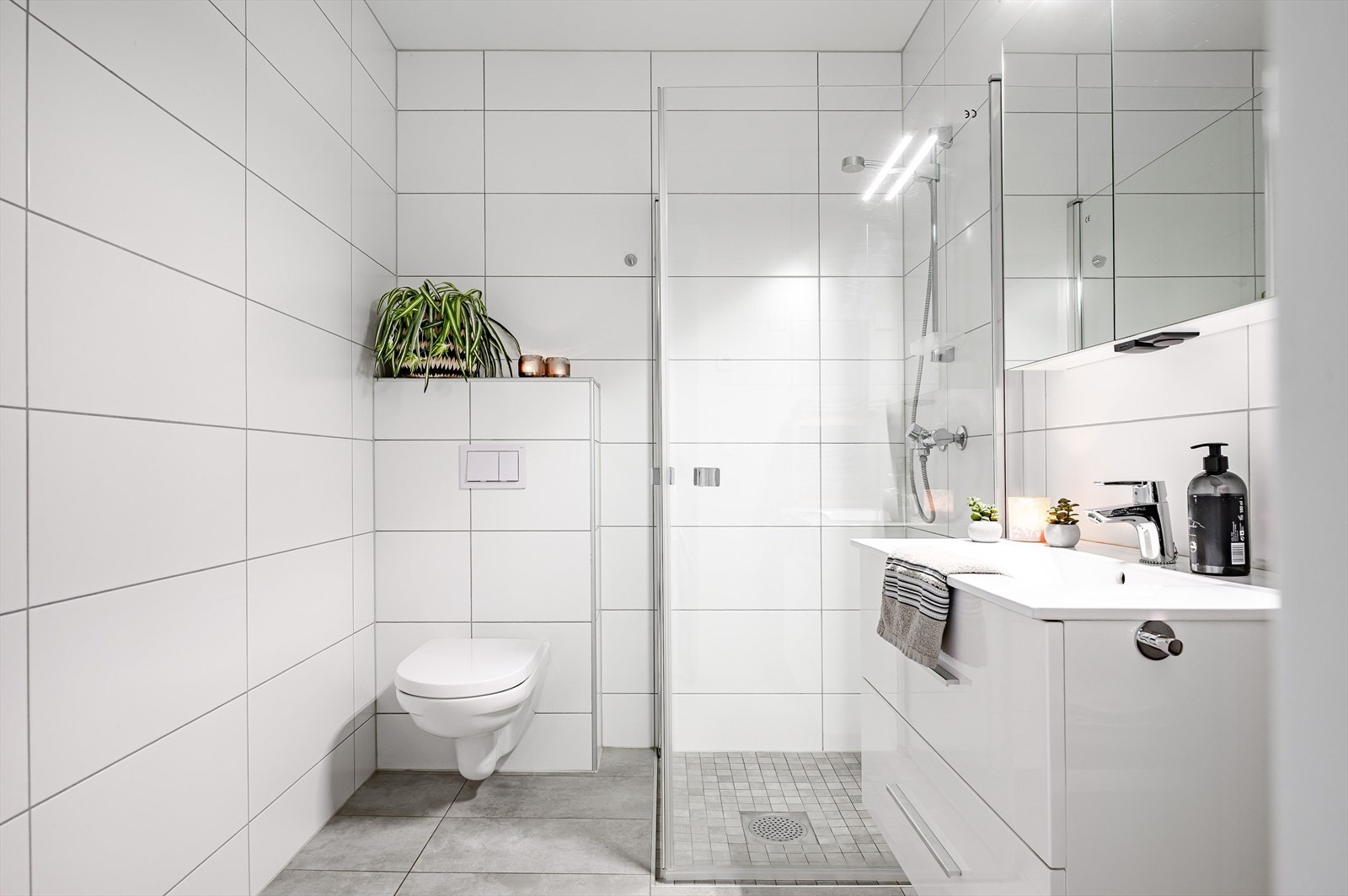 Delikat bad med moderne innredning og praktiske løsninger. Galleribilde