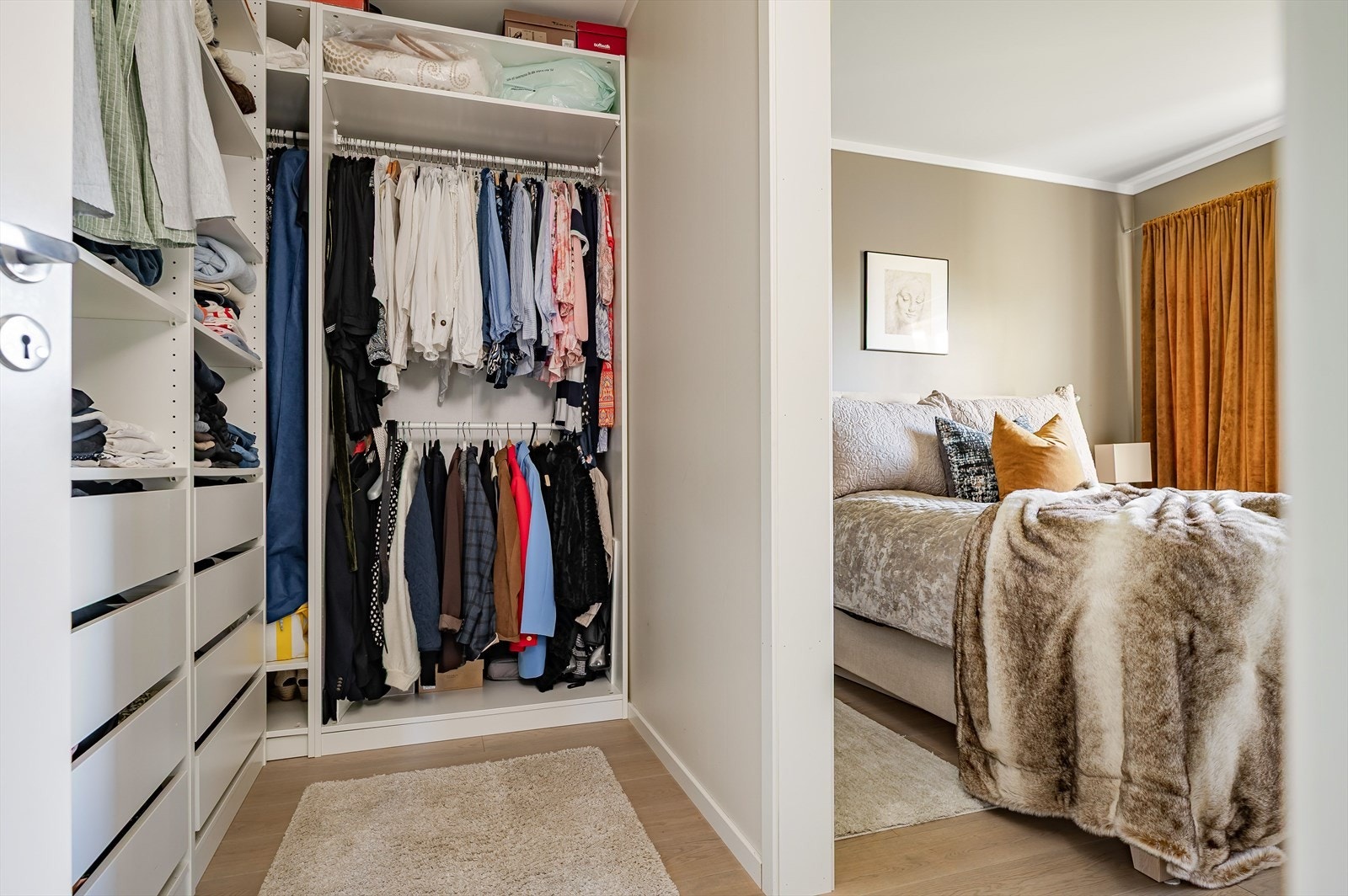 Tilknyttet hovedsoverommet er det et "walk in closet". Galleribilde