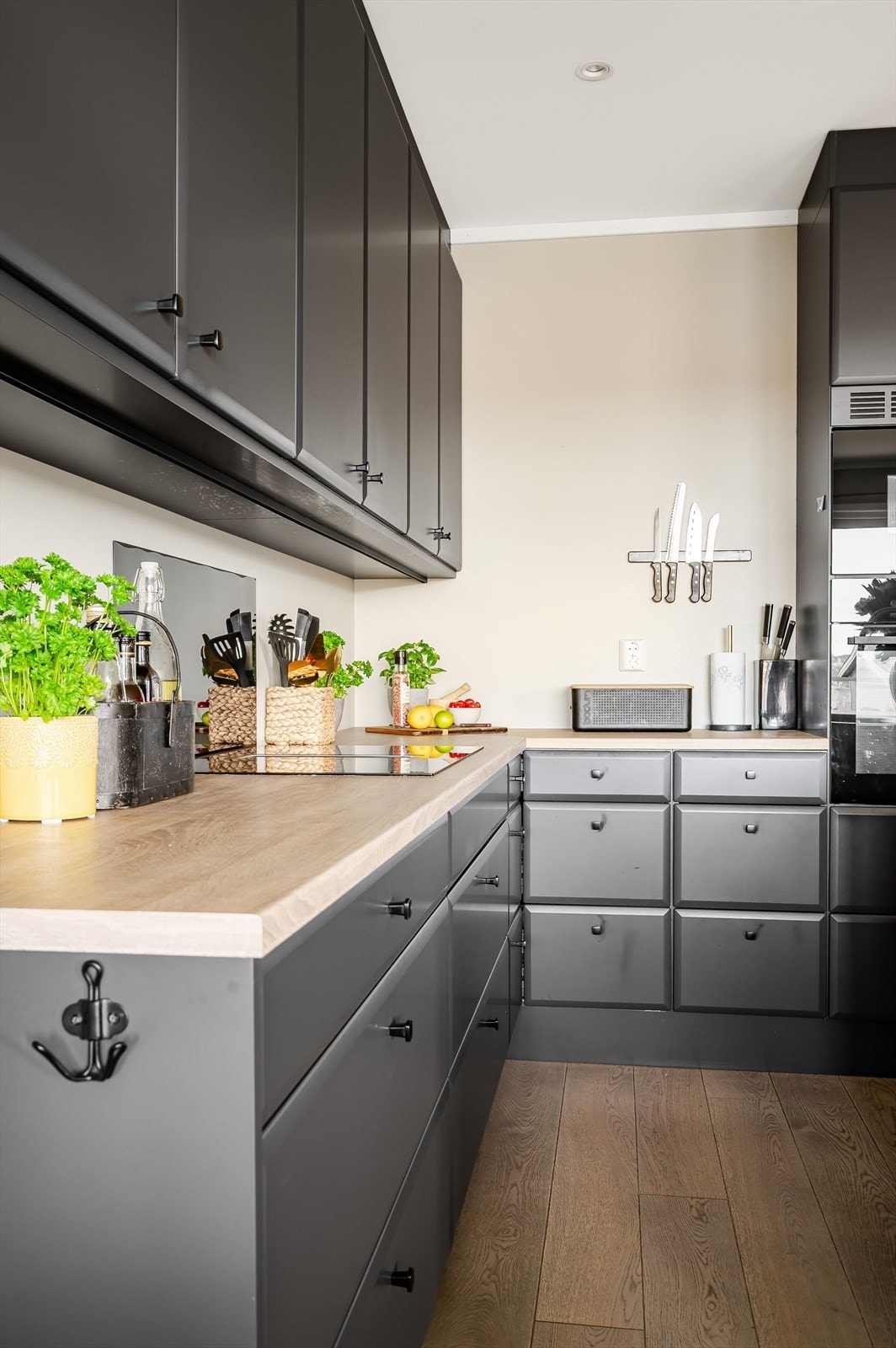 Kjøkkenet har godt med skapplass, med både over- og underskap. Galleribilde