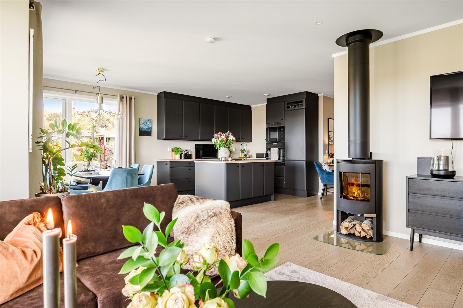 Boligen har vedovn og varmepumpe. Galleribilde