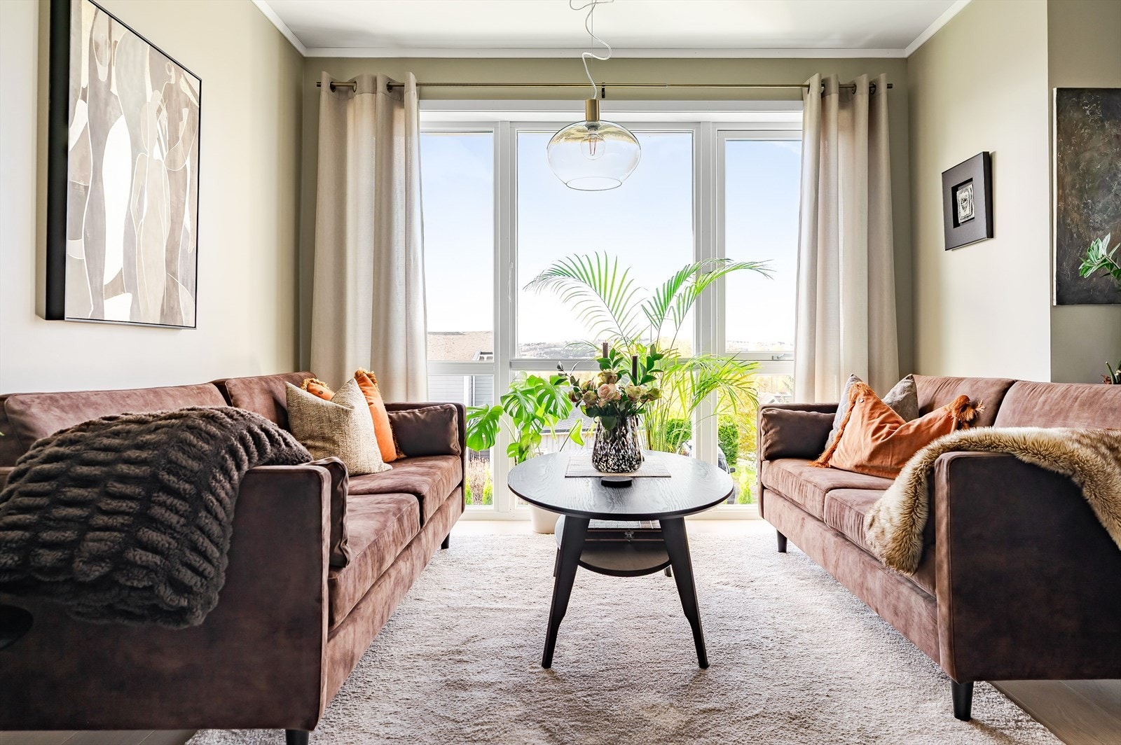 Boligen har mange vinduer som slipper inn mye dagslys. Galleribilde