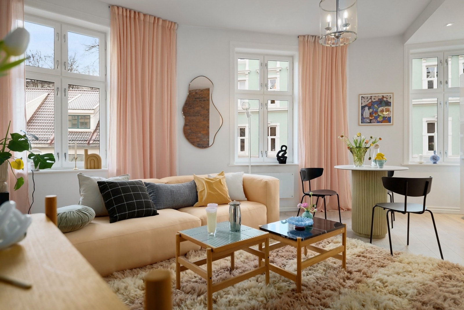 Stuen har godt med lysinnslipp og hyggelig utsikt Galleribilde