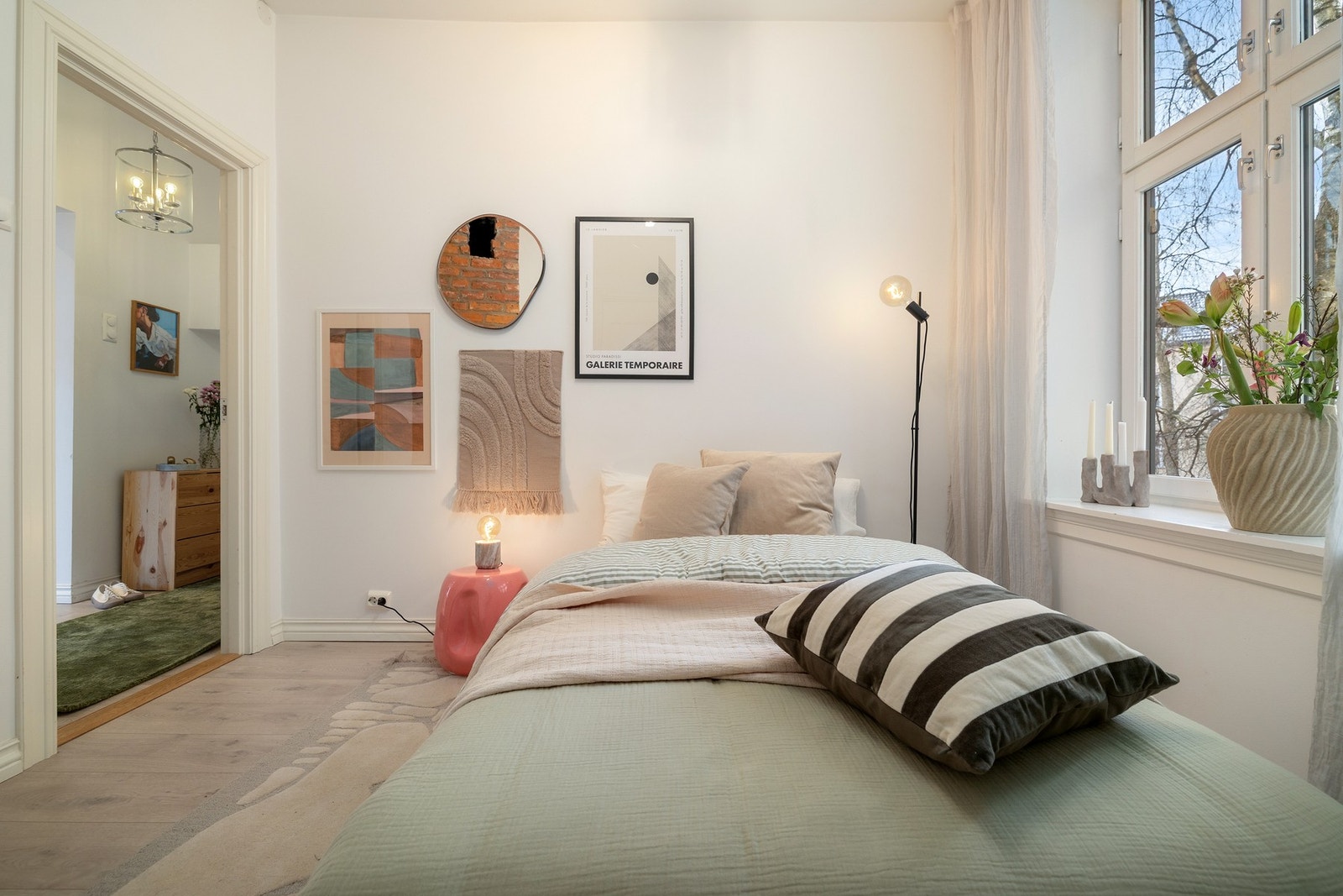 Soverom II har enkel tilgang fra gangen og herfra er det inngang videre til leilighetens bad Galleribilde