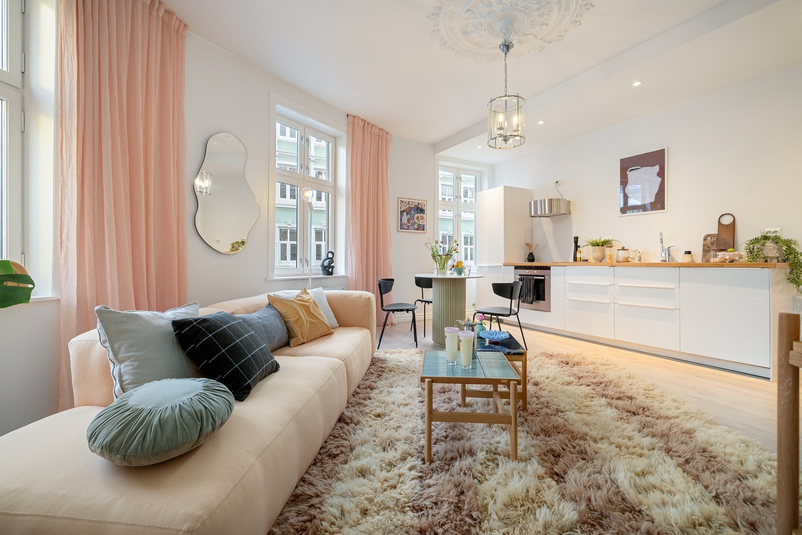 Rosett i himling og generøs takhøyde er med på å gi et ekstra luftig preg Galleribilde