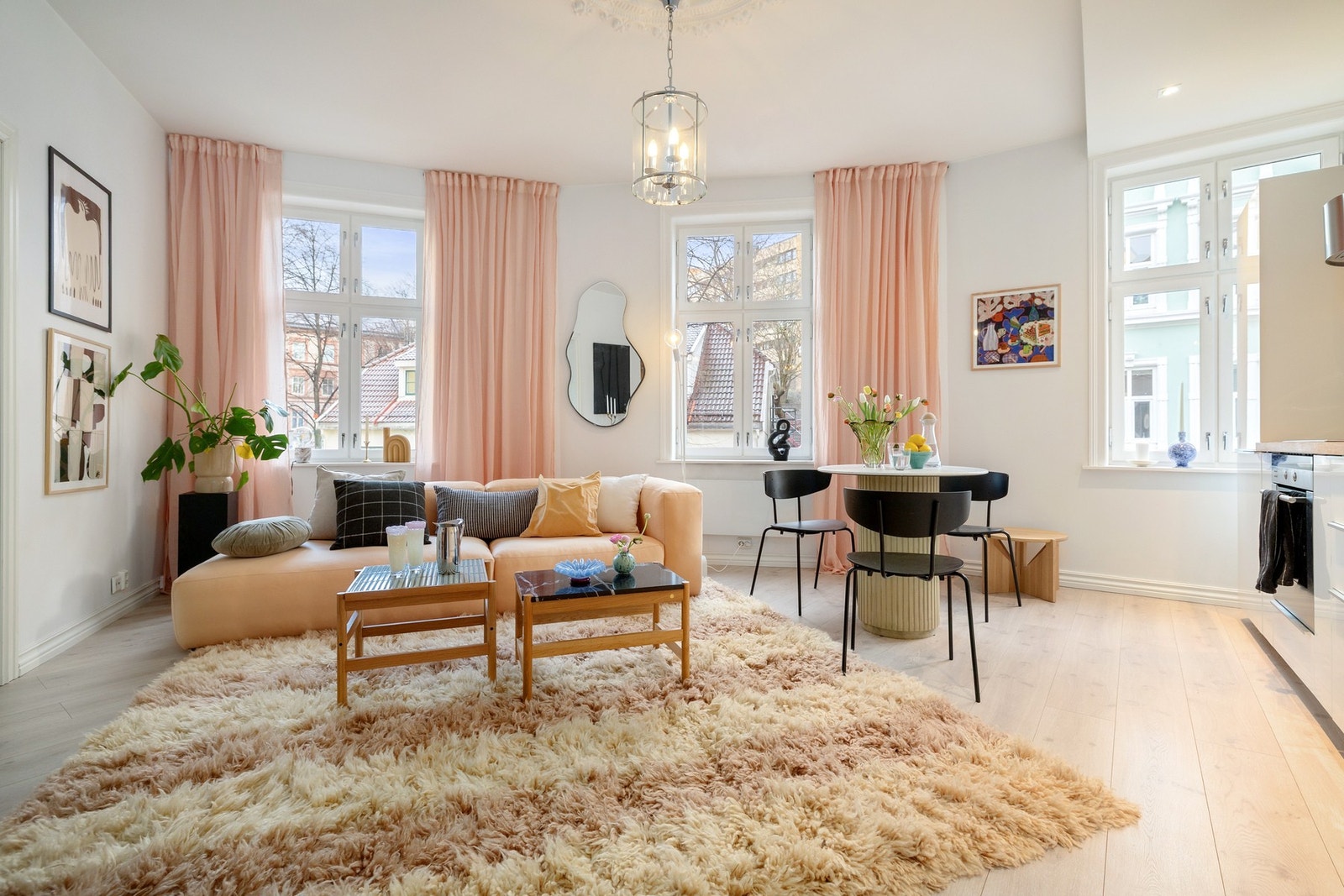 Stuen har god takhøyde og høyreiste vinduer med dyp karm som gir en fin klassisk detalj Galleribilde