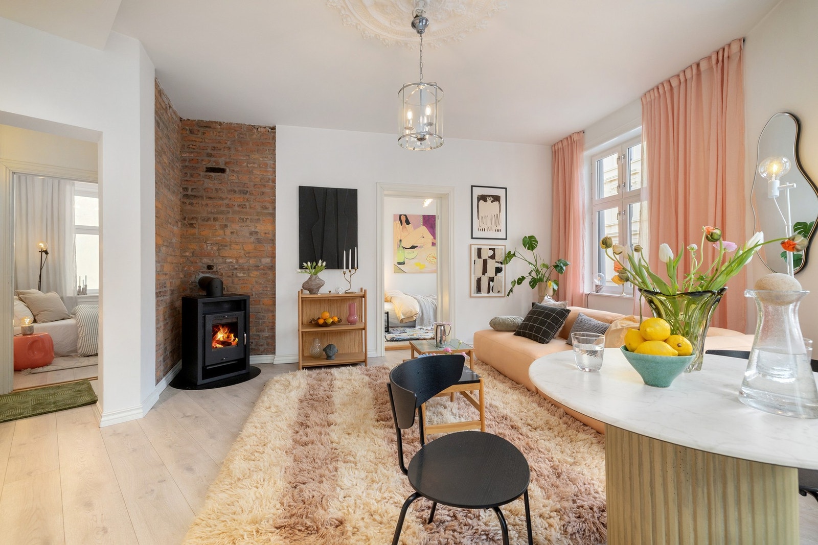 Boligen har 2 gode soverom og en herlig, lys og luftig stue med åpen kjøkkenløsning Galleribilde