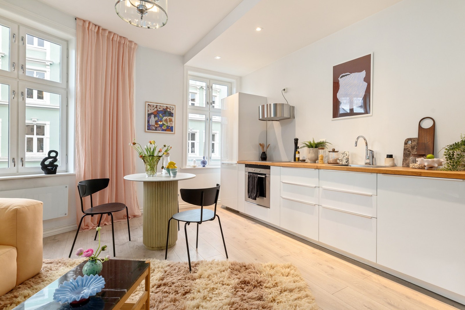 Funksjonelt og velholdt kjøkken med integrerte hvitevarer Galleribilde