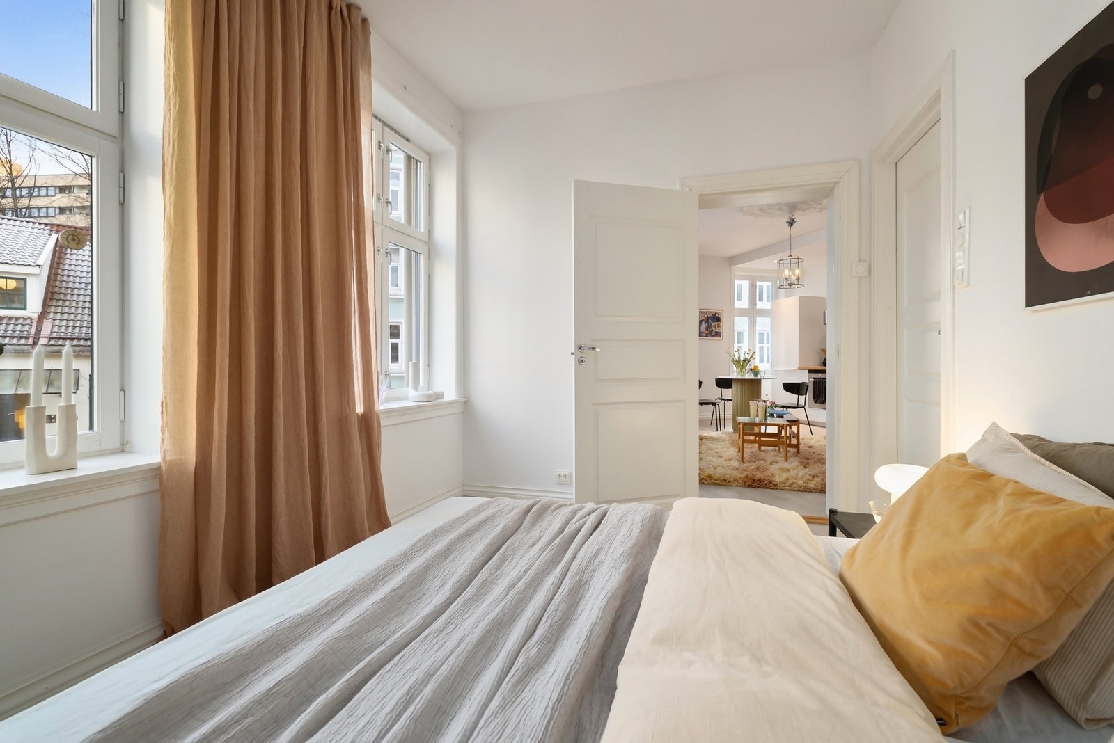 Hovedsoverom har enkel tilgang fra stuen og videre inn til badet Galleribilde