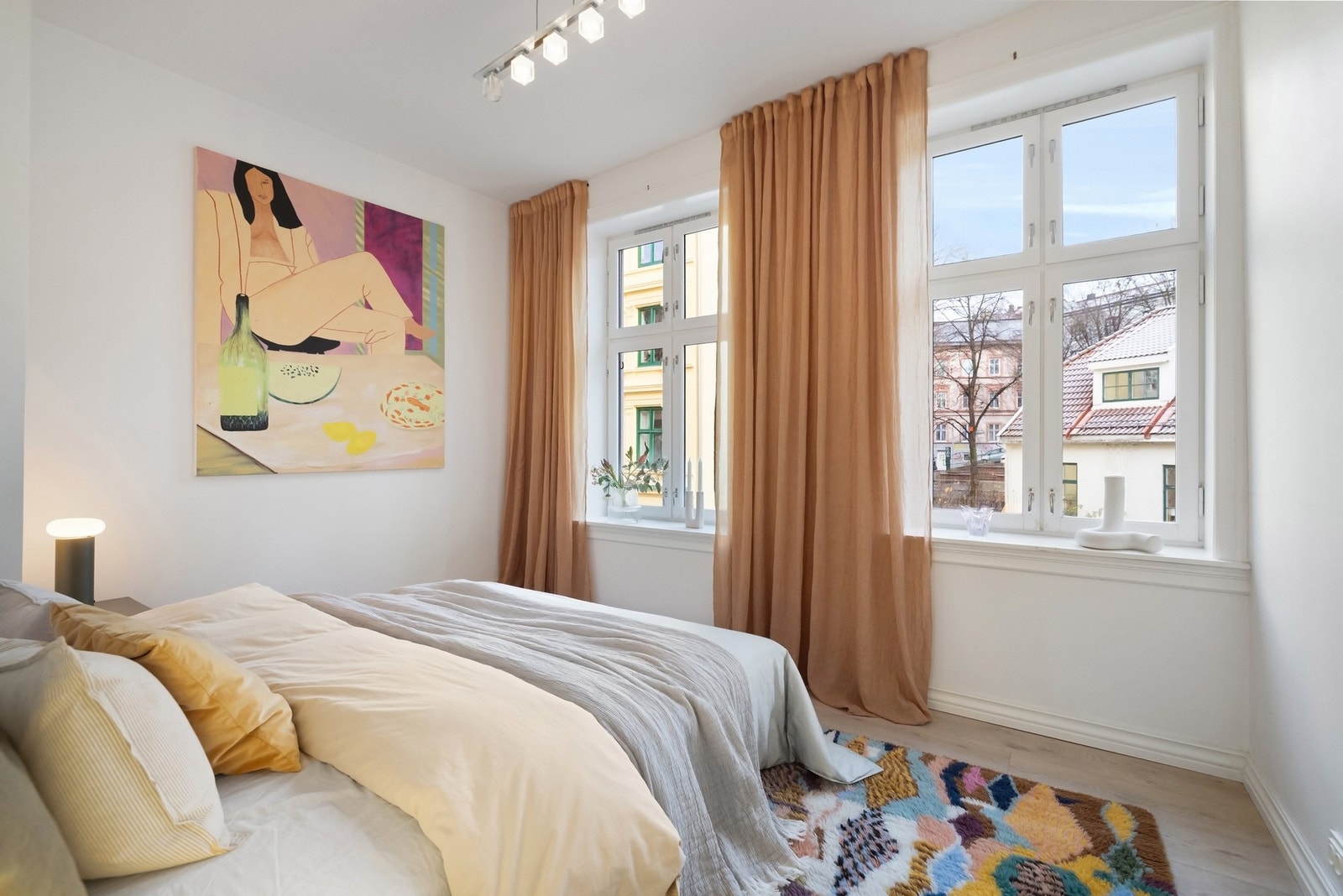 Hovedsoverom med generøs takhøyde Galleribilde