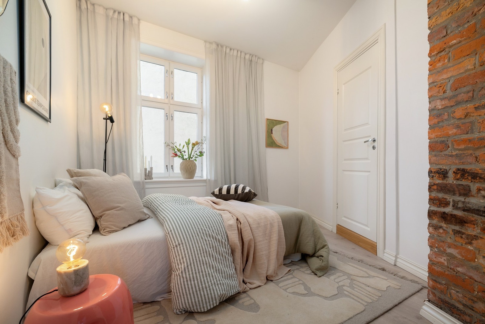 Soverom II har fine klassiske detaljer Galleribilde