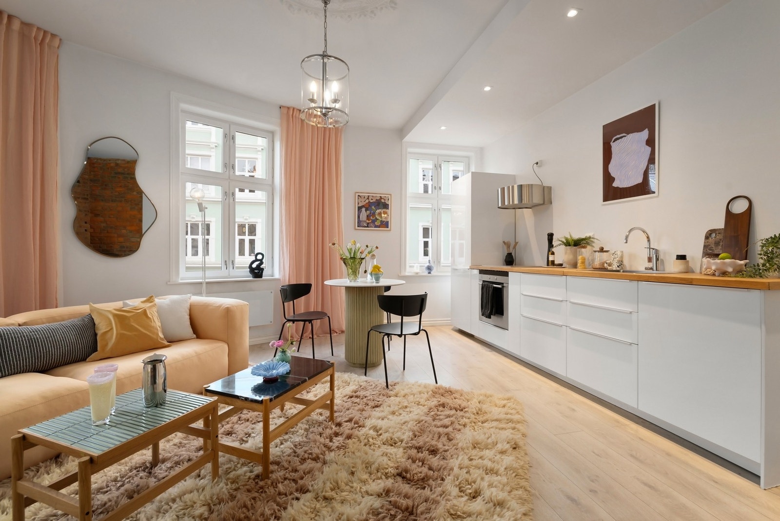 Herlig åpen sosial sone bestående av stue og kjøkken Galleribilde