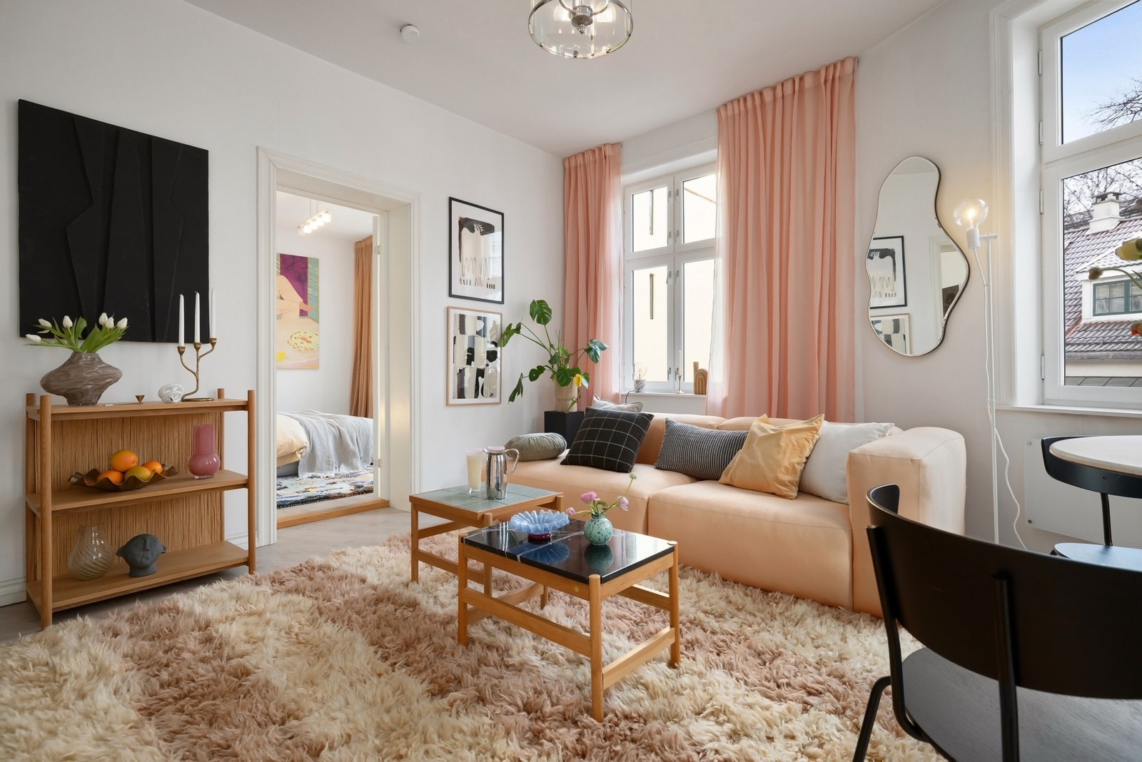 Hyggelig utsikt fra stuen og godt med lysinnslipp fra flere store og høyreiste vinduer Galleribilde