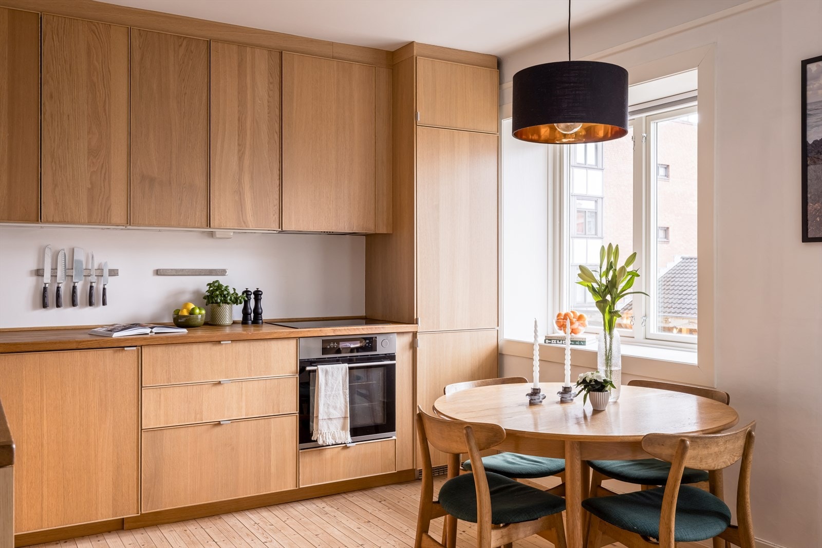 Kjøkkenet har integrert induksjon platetopp, stekeovn, kombiskap (kjøl/frys) og oppvaskmaskin. Galleribilde