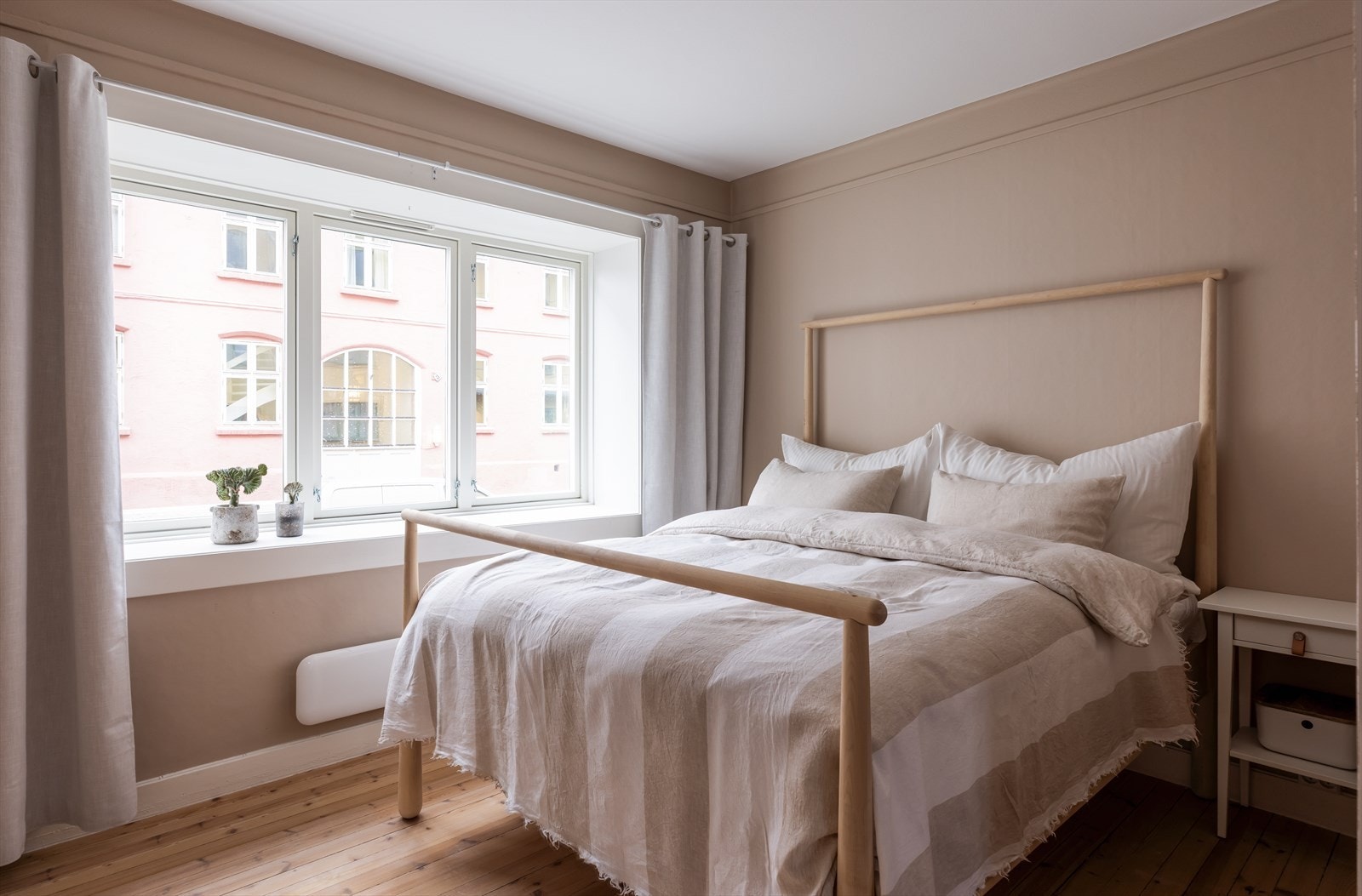 Romslig soverom med store vindusflater som gir rikelig med dagslys. Galleribilde