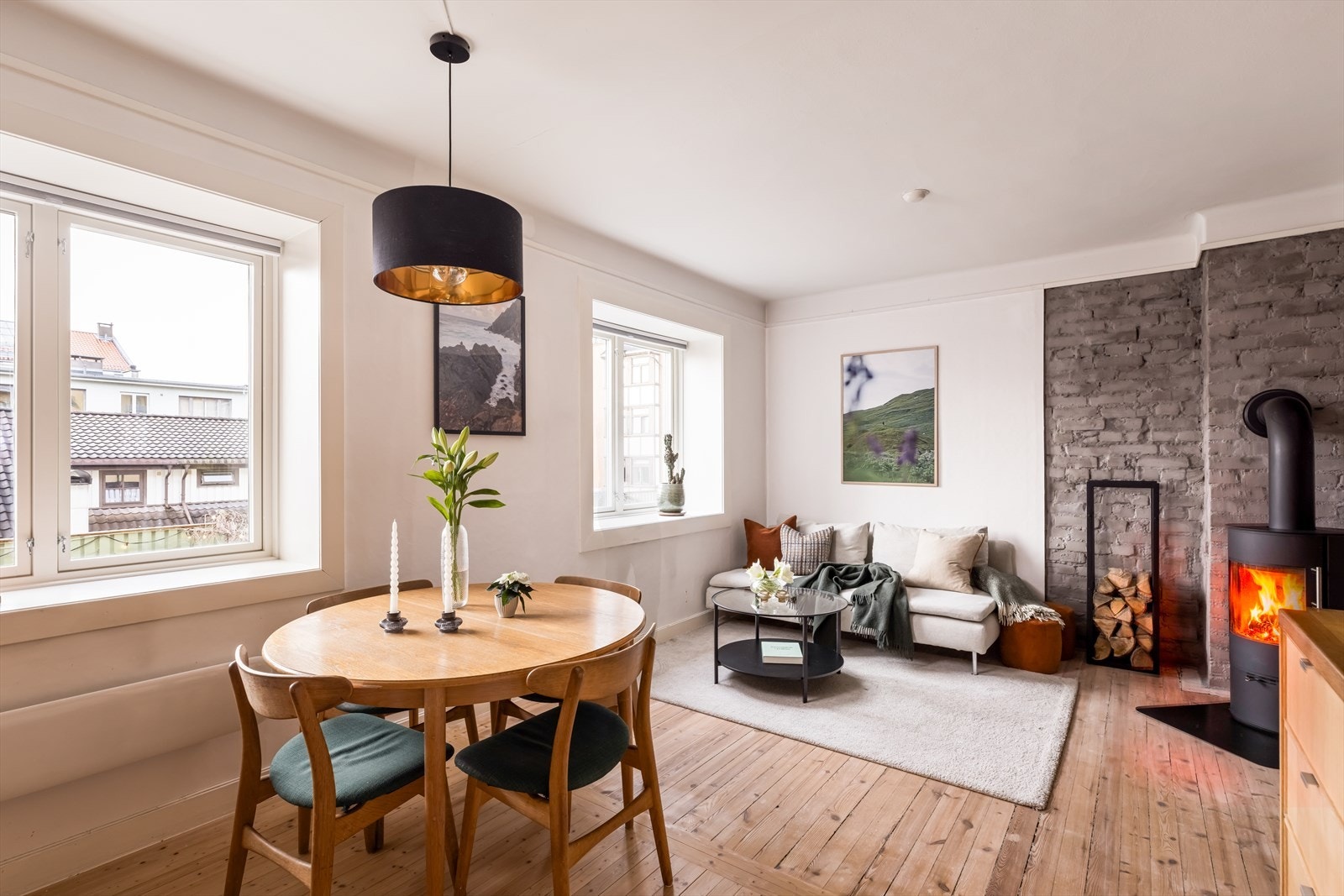 God takhøyde og store vinduer bidrar til å skape god romfølelse. Galleribilde