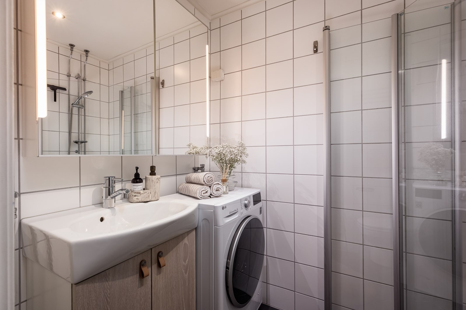 Badet ble renovert i 2005 i regi av borettslaget. Badet har flislagte gulv og vegger samt elektriske varmekabler i gulv. Galleribilde