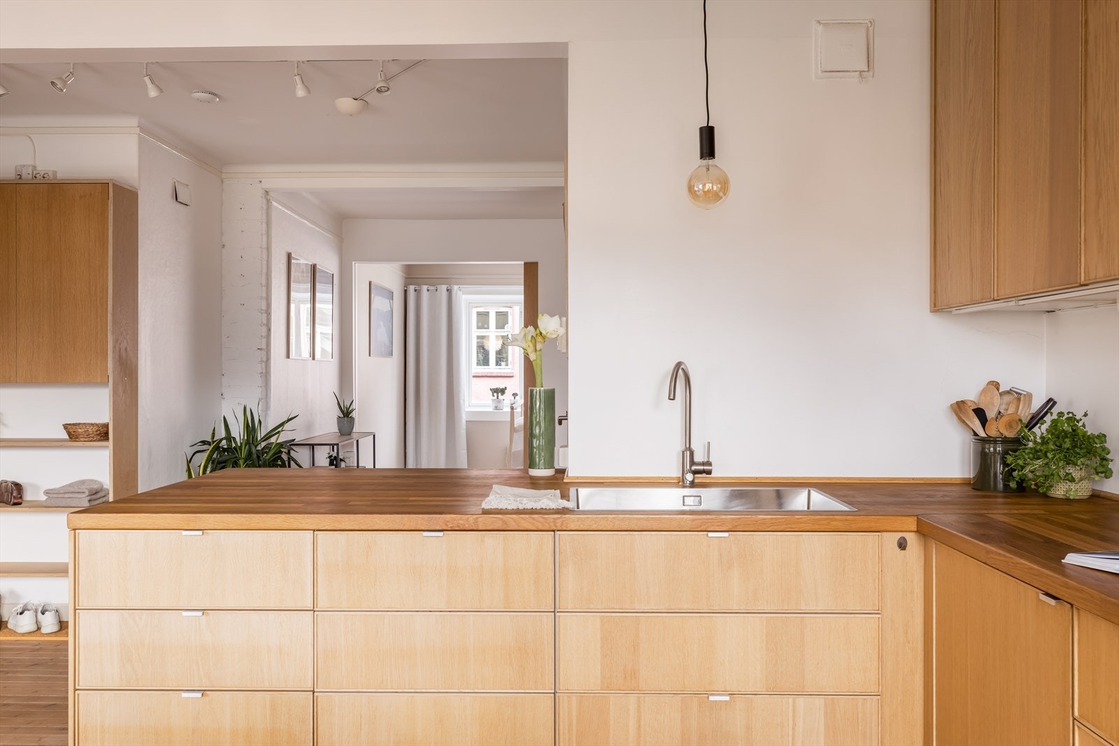 Kjøkkenøya gir ekstra benkeplass og fungerer som en naturlig romdeler. Det er god plass for oppbevaring. Galleribilde