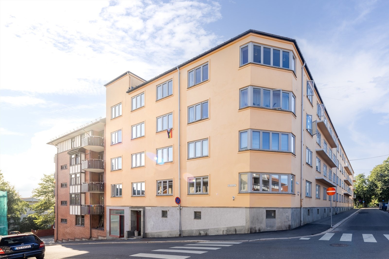Leiligheten ligger i en klassisk bygård på Kampen. Bildet er tatt før oppgradering av fasade ble gjennomført og nye vinduer ble satt inn. Galleribilde
