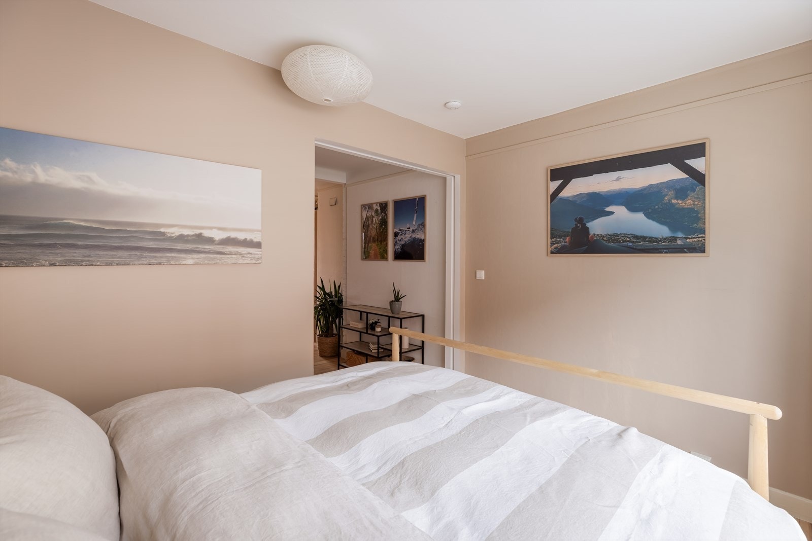 Rommet har en behagelig atmosfære og er malt i en dempet fargetone. Stor skyvedør som adskiller soverommet fra resten av leiligheten. Galleribilde