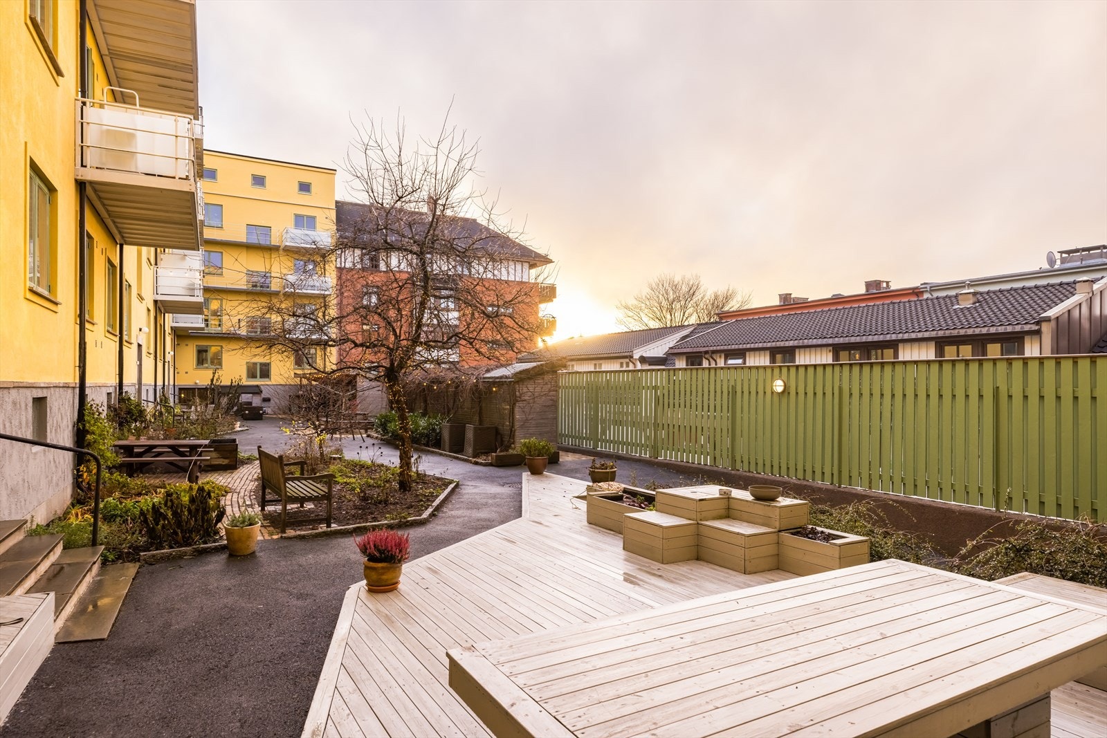 Bakgården er et skjermet og sosialt fellesareal for beboerne. Galleribilde