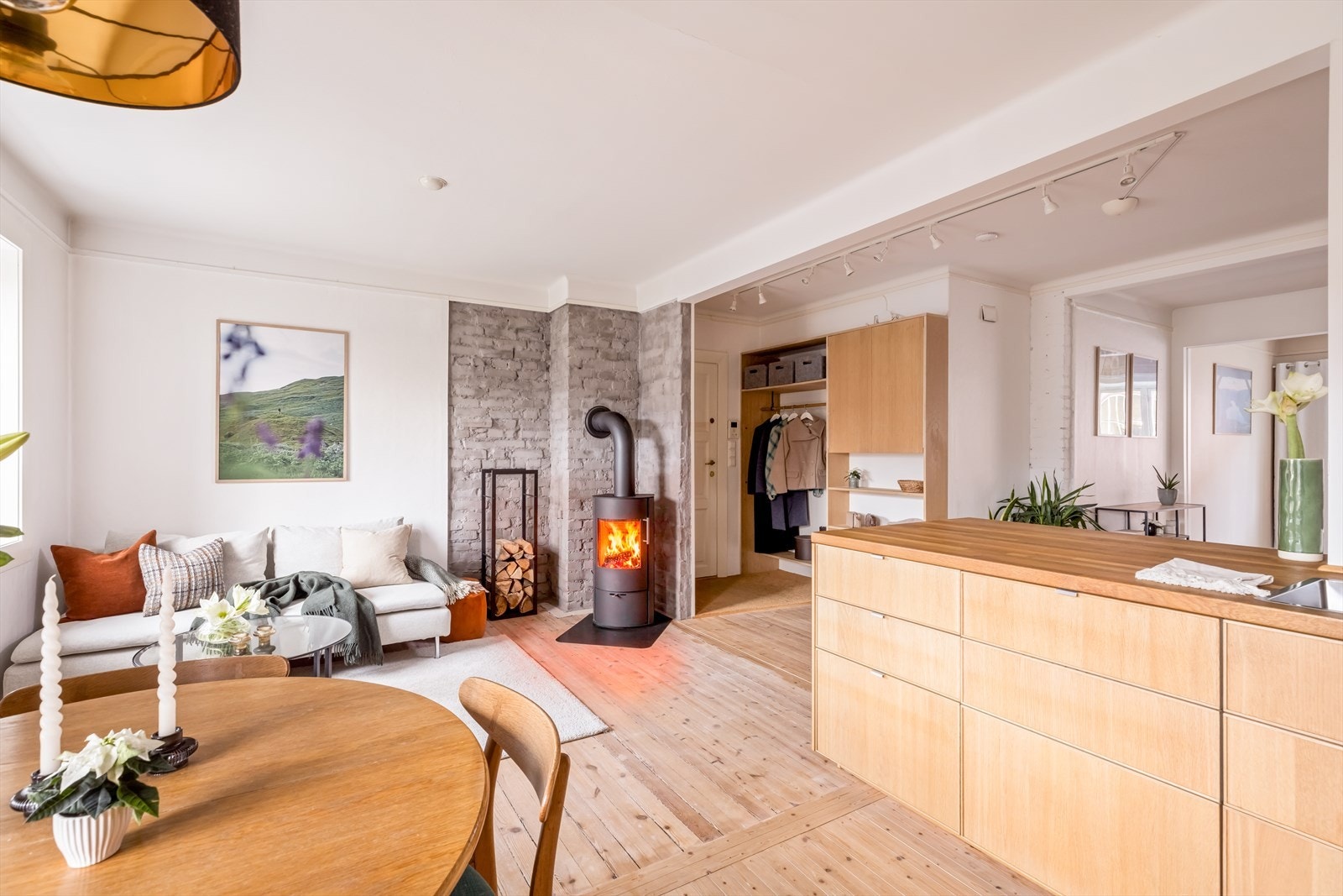 Stuen og kjøkkenet ligger i åpen løsning som skaper et stort sosialt rom og vender inn mot rolig bakgård. Galleribilde